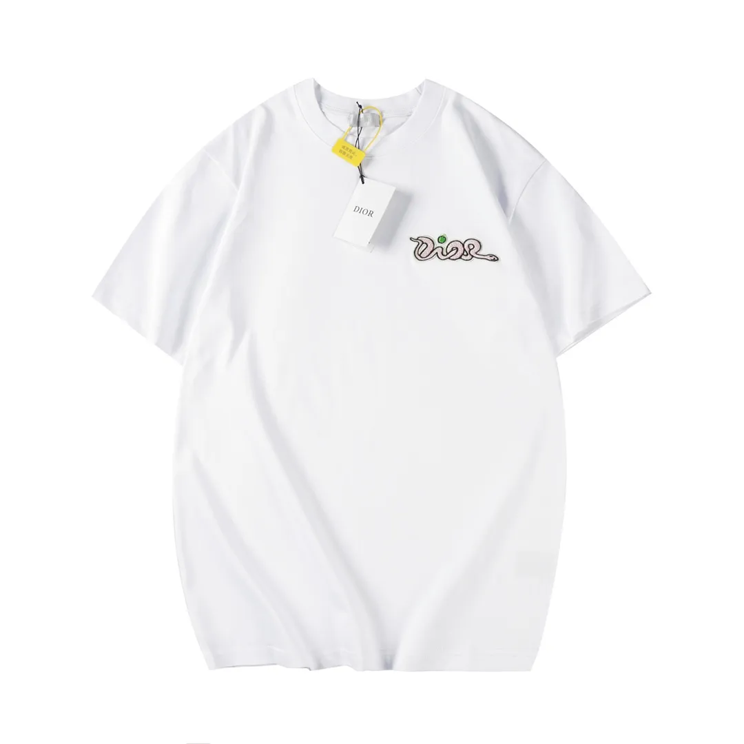 🅿️190 CD 2025 new style embroidered letter short sleeves. This T-shirt is from the DO AND KAWS limited series. Crafted from cotton jersey and embellished with DO AND KAWS embroidery, the Do logo is reinterpreted as a colorful snake. Wear it with the limited edition trousers for a refined look.  Cotton jersey fabric is a knitted fabric made of cotton fiber. The fabric has good moisture absorption and breathability. The softness and skin-friendly nature of the cotton fiber make the fabric feel comfortable to the touch. The fabric structure gives the fabric a certain degree of strength and stability, but its elasticity may be less than other complex weaving methods.  The tatami mat serves as the base for embroidery, ensuring its surface is flat and suitable for embroidery. The stitches of the embroidery are very tight, which makes the surface of the embroidery pattern smooth and delicate, and feels smooth to the touch. The use of bright silk threads for embroidery makes the pattern rich and full in color and has a strong visual impact.  Using a backstitch stitch, embroider along the edges of the design. The embroidery keeps the stitches tight and flat, and embroiders narrow strip-like graphics to ensure that the hemming effect shows a strong sense of line and three-dimensionality. CD / KAWS loose fit T-shirt Fabric: 12S fine cotton plain fabric / 310G Rib: 21S double yarn stretcher / 420G This T-shirt is from the DO AND KAWS limited series. Crafted from cotton jersey and embellished with DO AND KAWS embroidery, the Do logo is reinterpreted as a colorful snake. Wear it with the limited edition trousers for a refined look.  Cotton jersey fabric is a knitted fabric made of cotton fiber. The fabric has good moisture absorption and breathability. The softness and skin-friendly nature of the cotton fiber make the fabric feel comfortable to the touch. The fabric structure gives the fabric a certain degree of strength and stability, but its elasticity may be less than other complex weaving methods.  The tatami mat serves as the base for embroidery, ensuring its surface is flat and suitable for embroidery. The stitches of the embroidery are very tight, which makes the surface of the embroidery pattern smooth and delicate, and feels smooth to the touch. The use of bright silk threads for embroidery makes the pattern rich and full in color and has a strong visual impact.  Using a backstitch stitch, embroider along the edges of the design. The embroidery keeps the stitches tight and flat, and embroiders narrow strip-like graphics to ensure that the hemming effect shows a strong sense of line and three-dimensionality. Size: XS S M L