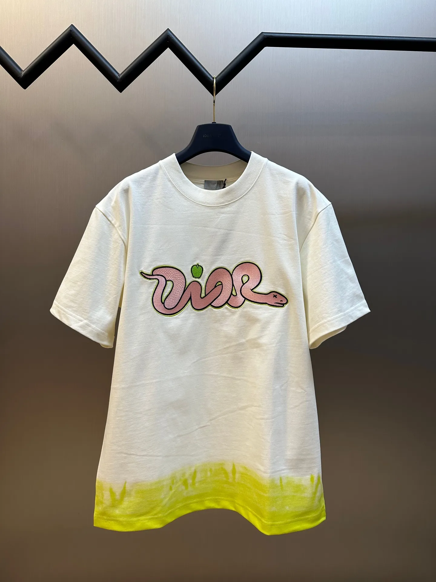 🅿️330 Dior Year of the Snake co-branded bloom-dyed short-sleeves are made of 21s double yarn cotton plain weave. Weighing 320g, it is equipped with 21 pairs of fine cotton yarns and 1*1 horizontal machine woven threads. The front and rear hems are printed with digital direct-injection printing, with large-size patterns throughout.  The front panel is embroidered with a Tajima embroidery machine imported from Japan. The number of embroidery stitches reaches 130,000. The thread color is matched with satin patch to increase stiffness to avoid shifting during the embroidery process. The three-layer embroidery method of short-needle tatami is matched with the new Year of Snake co-branded hangtag size: xs s m l