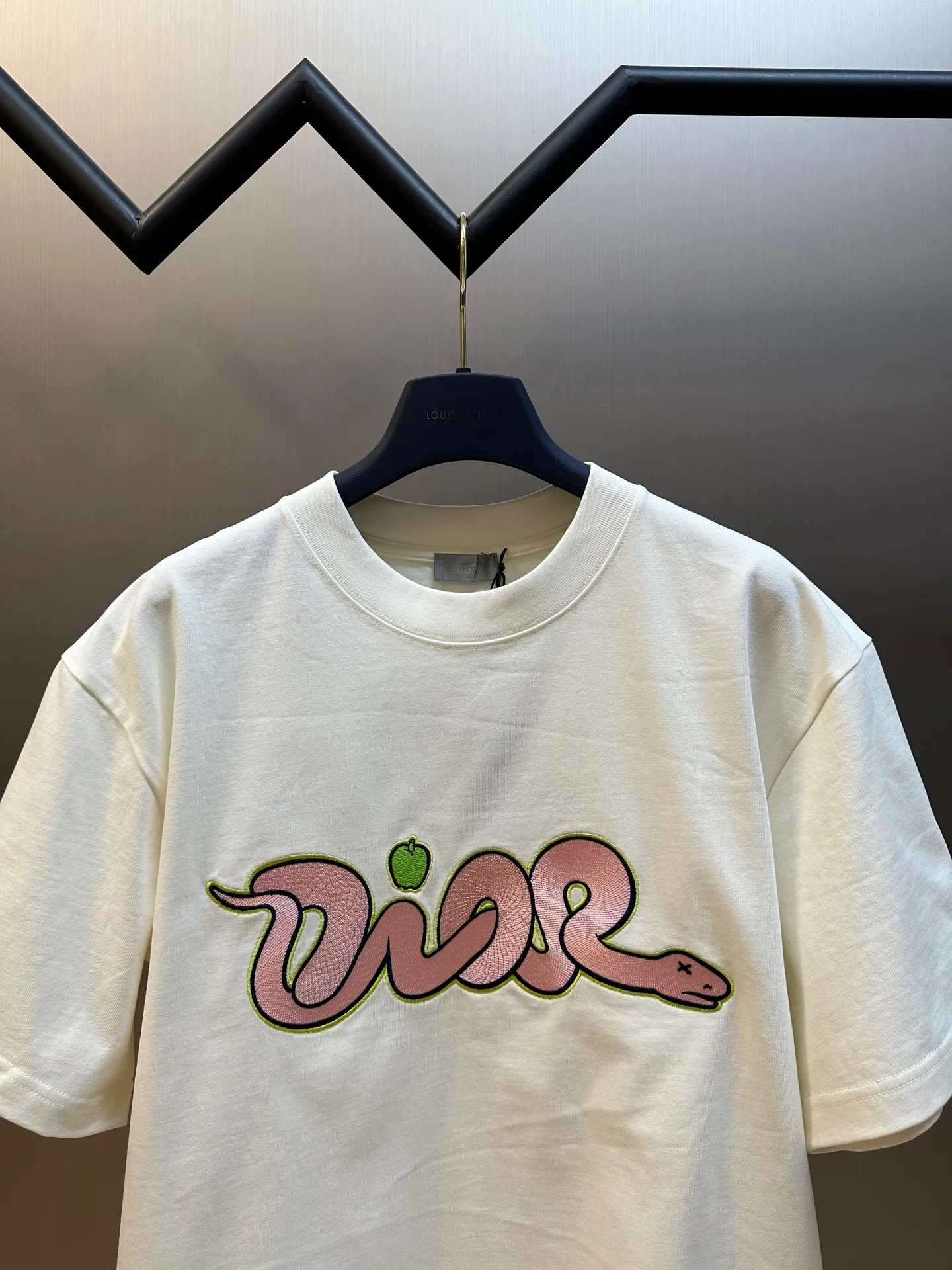 🅿️330 Dior Year of the Snake co-branded bloom-dyed short-sleeves are made of 21s double yarn cotton plain weave. Weighing 320g, it is equipped with 21 pairs of fine cotton yarns and 1*1 horizontal machine woven threads. The front and rear hems are printed with digital direct-injection printing, with large-size patterns throughout.  The front panel is embroidered with a Tajima embroidery machine imported from Japan. The number of embroidery stitches reaches 130,000. The thread color is matched with satin patch to increase stiffness to avoid shifting during the embroidery process. The three-layer embroidery method of short-needle tatami is matched with the new Year of Snake co-branded hangtag size: xs s m l
