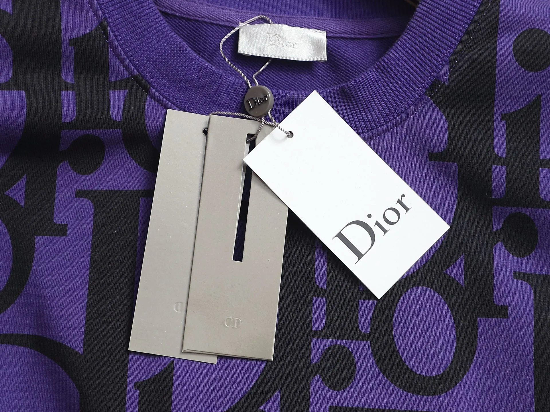 🅿️250 Dior CD micro wide version CD 25SS New product official website for sale simultaneously Round neck sweatshirt logo print pattern As the leader in the luxury world, the D family is well-deserved. The first thing that catches the eye is the loose and comfortable black and white solid color version of the piece we are going to talk about today. The ribbed round collar has become the best modification of its version, and the D family has the upper body LOGO listed on the chest, and the unique design of the letter logo is printed all over, which highlights the texture! The most traditional modification method combined with the simplest color scale contrast forms the strongest and direct contrast, and this is often the most concise and clear minimalist modification method~~A nostalgic classic atmosphere also spreads in this work inadvertently! ! Here’s to a historic year for Dior! Coupled with the blessing of 420 grams of cotton material, both the upper body comfort and the existence are unparalleled. It can be said to be a must-have companion in summer. The excellent breathability and comfortable wearing feeling are unparalleled~ Recommended! ! Color: Apricot Green Purple Orange Size: SMLXL