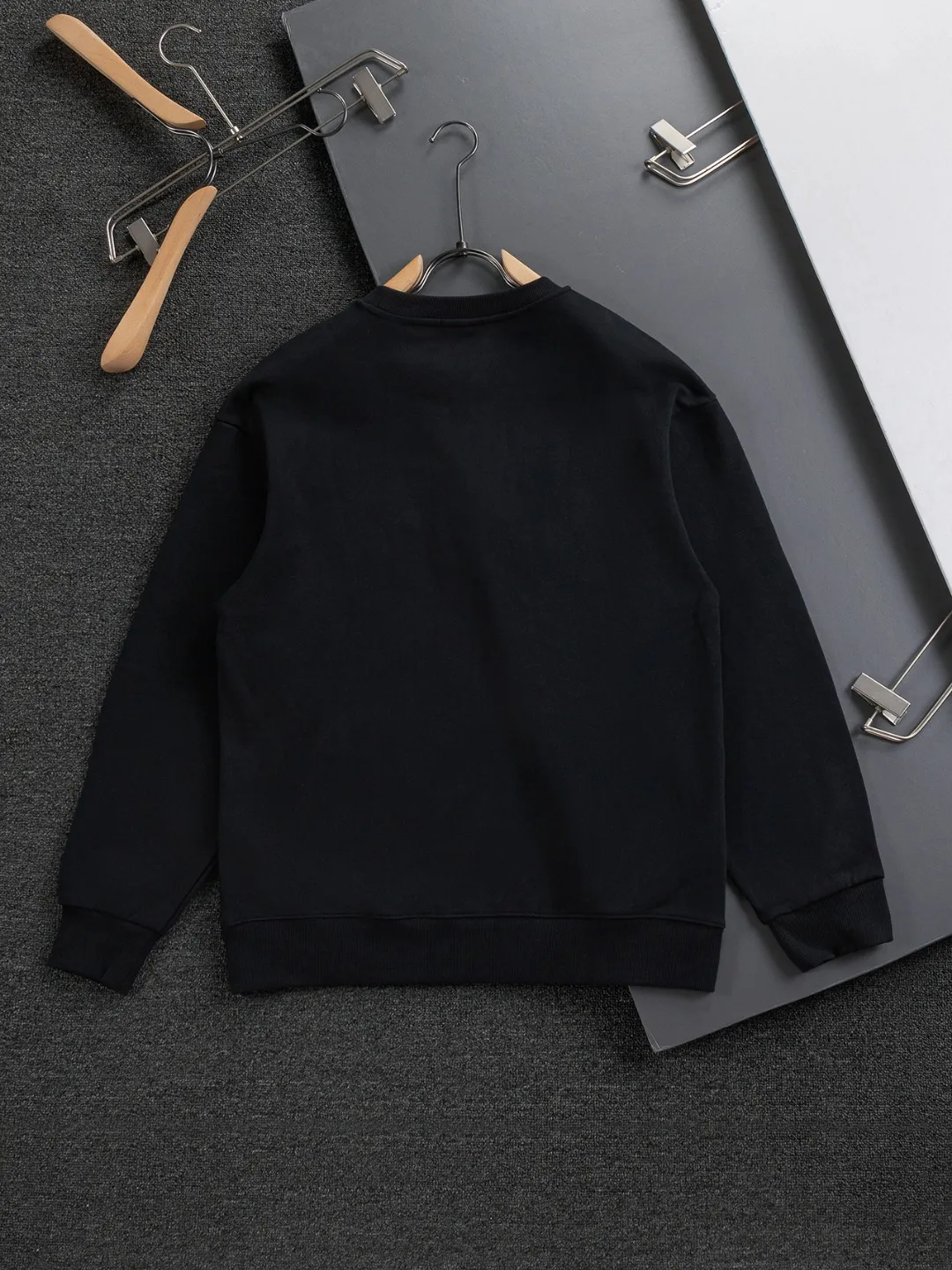 🅿️280 Dior Dior micro wide version CD micro wide version S-Xl 25ss autumn and winter sweatshirt, forever unbeatable, classic style, permanent boutique, counter timeless classic washed style, classic CD letter logo on the chest🪡 embroidery, neckline, sleeve hem, washed heavy craftsmanship logo pattern, heavy craftsmanship, same style for men and women, short-sleeved T-shirt, cotton blended terry jersey fabric, original development This is from the 2025 beachwear limited series. The full-logo jacquard towel highlights the classic Obliave flower. It is matched with an S-shaped round neck and topstitching. It is unique. The whole body is decorated with obliqve jacquard. The ribbed round neck is matched with V-shaped topstitching. Customized accessories. The whole body is customized and developed according to the Y-panel... Complete with three standards, it can control various styles and pay tribute to Dior's historic year! Coupled with the blessing of full-flower cotton material, both the upper body comfort and the existence are unparalleled. It can be said to be a must-have companion in summer. The excellent breathability and comfortable wearing feeling are unparalleled~ Recommended! ! Same style for men and women! Color: Black White Size: S-XL Size chart: S: Shoulder width 51-Bust 56-Length 69 M: Shoulder width 52.5-Bust 58-Length 71 L: Shoulder width 54-Bust 60-Length 73 XL: Shoulder width 55.5-Bust 62-Length 75