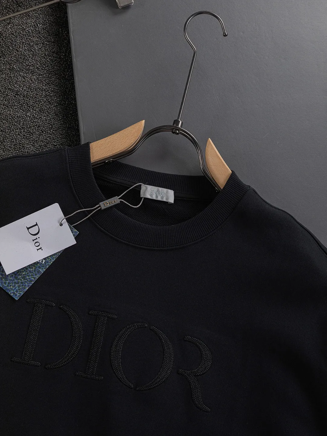 🅿️280 Dior Dior micro wide version CD micro wide version S-Xl 25ss autumn and winter sweatshirt, forever unbeatable, classic style, permanent boutique, counter timeless classic washed style, classic CD letter logo on the chest🪡 embroidery, neckline, sleeve hem, washed heavy craftsmanship logo pattern, heavy craftsmanship, same style for men and women, short-sleeved T-shirt, cotton blended terry jersey fabric, original development This is from the 2025 beachwear limited series. The full-logo jacquard towel highlights the classic Obliave flower. It is matched with an S-shaped round neck and topstitching. It is unique. The whole body is decorated with obliqve jacquard. The ribbed round neck is matched with V-shaped topstitching. Customized accessories. The whole body is customized and developed according to the Y-panel... Complete with three standards, it can control various styles and pay tribute to Dior's historic year! Coupled with the blessing of full-flower cotton material, both the upper body comfort and the existence are unparalleled. It can be said to be a must-have companion in summer. The excellent breathability and comfortable wearing feeling are unparalleled~ Recommended! ! Same style for men and women! Color: Black White Size: S-XL Size chart: S: Shoulder width 51-Bust 56-Length 69 M: Shoulder width 52.5-Bust 58-Length 71 L: Shoulder width 54-Bust 60-Length 73 XL: Shoulder width 55.5-Bust 62-Length 75