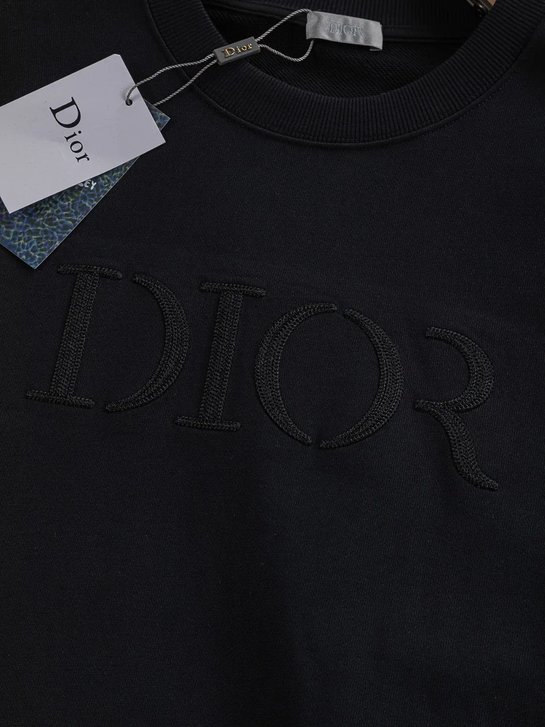 🅿️280 Dior Dior micro wide version CD micro wide version S-Xl 25ss autumn and winter sweatshirt, forever unbeatable, classic style, permanent boutique, counter timeless classic washed style, classic CD letter logo on the chest🪡 embroidery, neckline, sleeve hem, washed heavy craftsmanship logo pattern, heavy craftsmanship, same style for men and women, short-sleeved T-shirt, cotton blended terry jersey fabric, original development This is from the 2025 beachwear limited series. The full-logo jacquard towel highlights the classic Obliave flower. It is matched with an S-shaped round neck and topstitching. It is unique. The whole body is decorated with obliqve jacquard. The ribbed round neck is matched with V-shaped topstitching. Customized accessories. The whole body is customized and developed according to the Y-panel... Complete with three standards, it can control various styles and pay tribute to Dior's historic year! Coupled with the blessing of full-flower cotton material, both the upper body comfort and the existence are unparalleled. It can be said to be a must-have companion in summer. The excellent breathability and comfortable wearing feeling are unparalleled~ Recommended! ! Same style for men and women! Color: Black White Size: S-XL Size chart: S: Shoulder width 51-Bust 56-Length 69 M: Shoulder width 52.5-Bust 58-Length 71 L: Shoulder width 54-Bust 60-Length 73 XL: Shoulder width 55.5-Bust 62-Length 75
