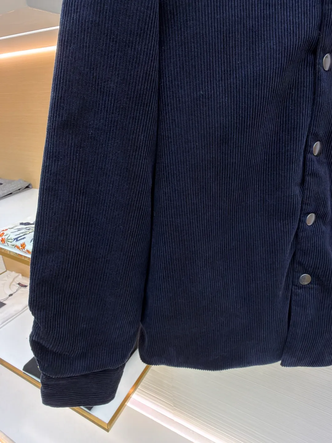 Prada pocket triangle logo corduroy cotton jacket ●Original version: Purchased and developed for 16999 ●Item number: 1681386-B80 ●Fabric: corduroy fabric ●Technology: made on positioning cutting machine ●Color: navy ●Version: fitted version ●Weight: about 820 grams ●Size: S-M-L-XL ●Description: This item is made of high-quality corduroy fabric, and the main tone of dark blue presents a retro texture. It has a lapel design and a metal button placket, which is classic and tool-style. The single patch pocket on the front chest is decorated with the brand's iconic triangle logo, which presents a three-dimensional structure through precision sewing; the corduroy fabric has been specially washed to give it a soft and aged texture, with a soft touch and clear texture. In terms of sewing process, the seams are neatly and firmly routed, and the buttons are made of high-quality metal material, which is durable. From fabric washing to detail decoration, every process pays attention to the presentation of retro style, integrating workwear elements with retro corduroy technology to present a single product that is both practical and stylish. The overall wiring is straight and delicate, the fabric is comfortable and soft, and the color is consistent without color difference. It can be matched with the same style to create a fashionable look and control various occasions. Customized accessories, complete with three standards, same style for men and women!
