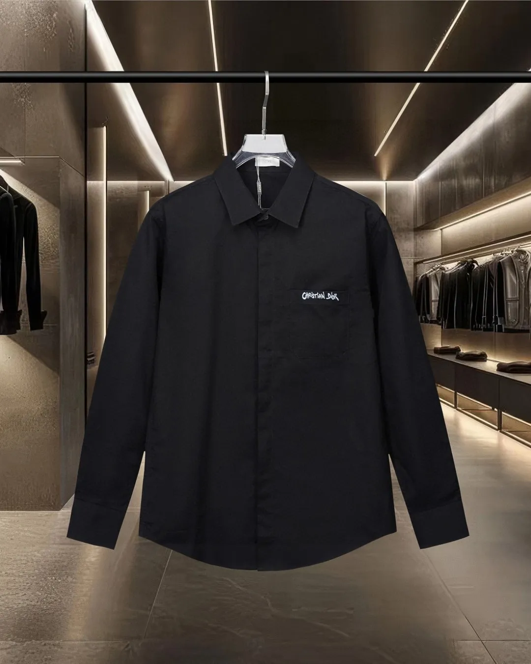 🅿296 DIOR 🔥The most popular style is coming. Simple and versatile pocket letter logo slogan embroidered long-sleeved shirt. 2025ss official website new long-sleeved shirt, exquisite embroidered logo. High-end version, customized fabrics at the counter. Highly breathable and comfortable, exquisitely crafted, impeccable detail processing, ✅customized logo engraved buttons, complete with three labels. Brand element design concept reflects high quality. It feels delicate and soft! It presents a casual cut and the upper body shape is great! 🐍Size: M-XXL