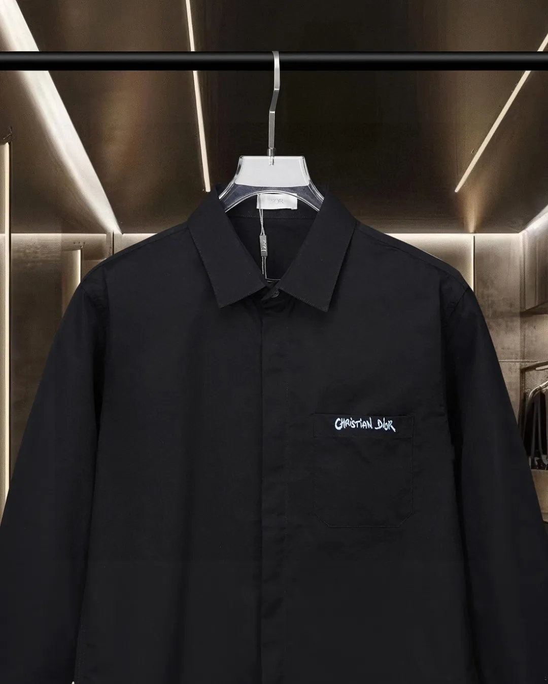 🅿296 DIOR 🔥The most popular style is coming. Simple and versatile pocket letter logo slogan embroidered long-sleeved shirt. 2025ss official website new long-sleeved shirt, exquisite embroidered logo. High-end version, customized fabrics at the counter. Highly breathable and comfortable, exquisitely crafted, impeccable detail processing, ✅customized logo engraved buttons, complete with three labels. Brand element design concept reflects high quality. It feels delicate and soft! It presents a casual cut and the upper body shape is great! 🐍Size: M-XXL