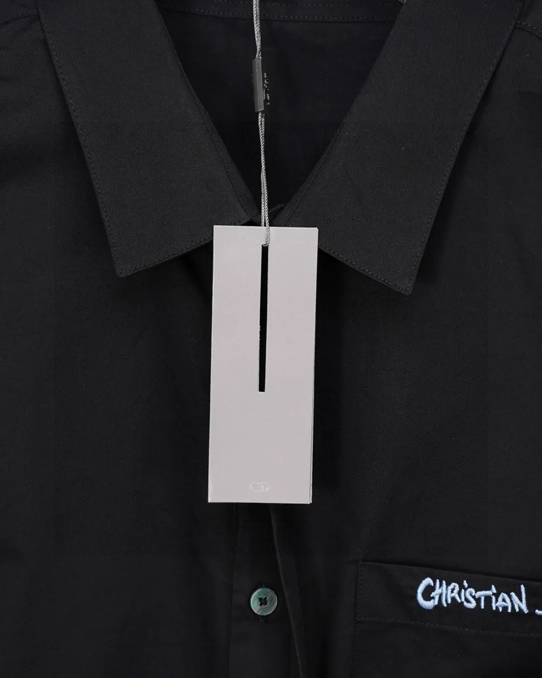 🅿296 DIOR 🔥The most popular style is coming. Simple and versatile pocket letter logo slogan embroidered long-sleeved shirt. 2025ss official website new long-sleeved shirt, exquisite embroidered logo. High-end version, customized fabrics at the counter. Highly breathable and comfortable, exquisitely crafted, impeccable detail processing, ✅customized logo engraved buttons, complete with three labels. Brand element design concept reflects high quality. It feels delicate and soft! It presents a casual cut and the upper body shape is great! 🐍Size: M-XXL
