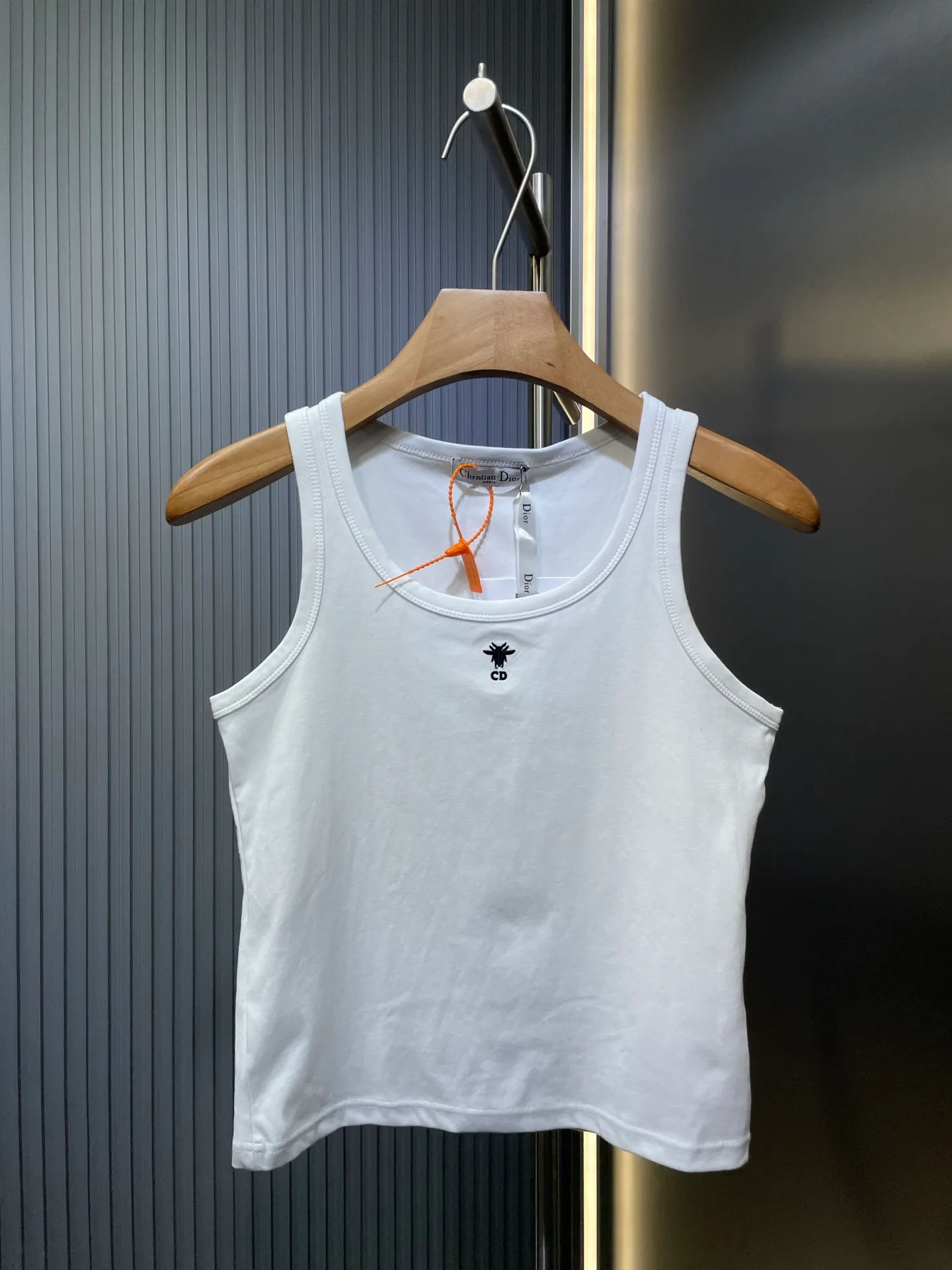 🅿️200 CD🌟25SS [Top Replica] Little Bee Embroidered Vest. A casual sense of high-end everywhere in life. Competent, simple and handsome. A simple vest gives the strongest street feel. Simple, refreshing and fashionable. It opens up the sweet-cool hot girl style. It can be worn alone or layered. It looks good and tonal when worn alone. It feels skin-friendly and will not pierce the flesh, and feels great. Black/White SML