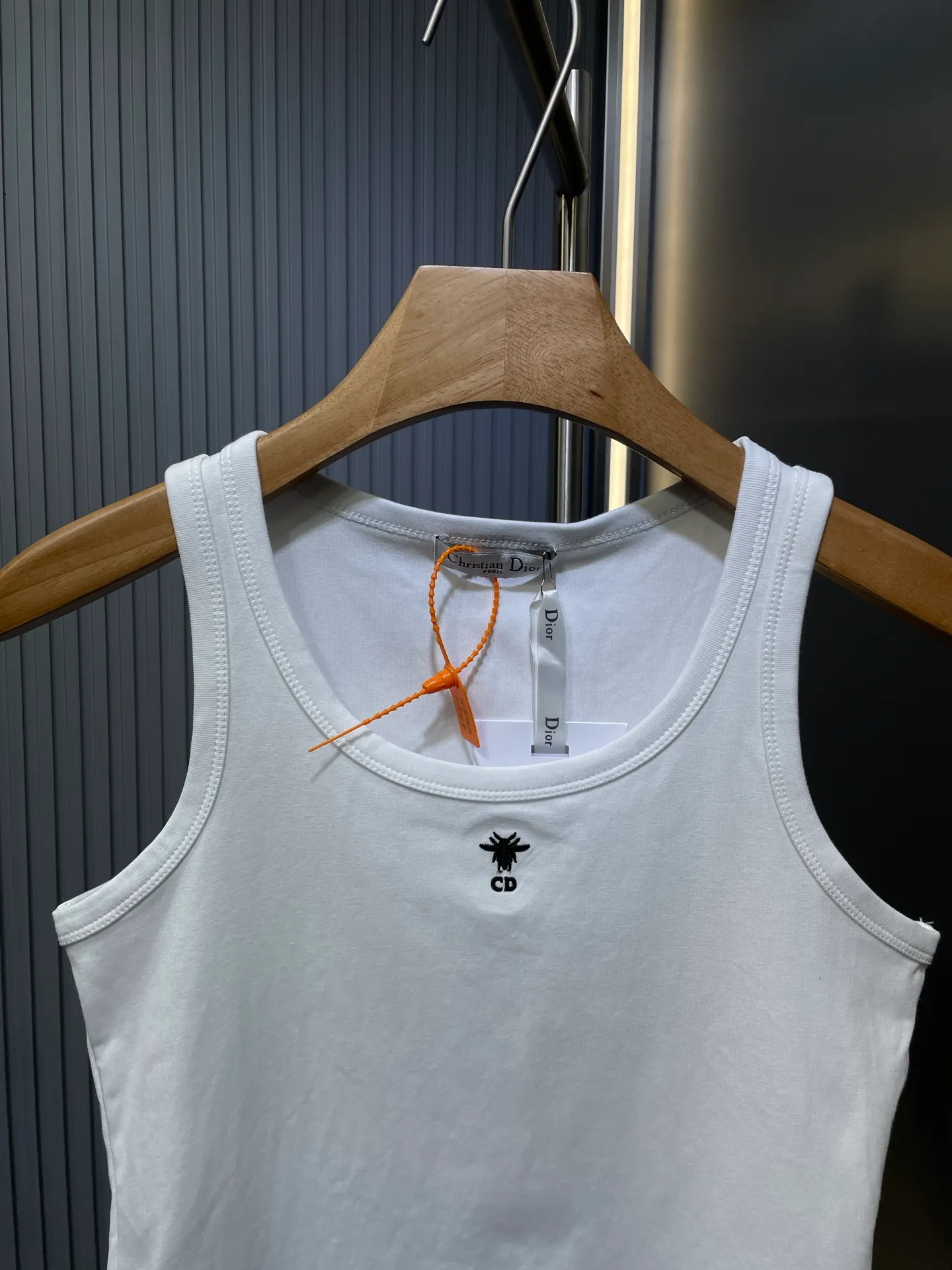 🅿️200 CD🌟25SS [Top Replica] Little Bee Embroidered Vest. A casual sense of high-end everywhere in life. Competent, simple and handsome. A simple vest gives the strongest street feel. Simple, refreshing and fashionable. It opens up the sweet-cool hot girl style. It can be worn alone or layered. It looks good and tonal when worn alone. It feels skin-friendly and will not pierce the flesh, and feels great. Black/White SML