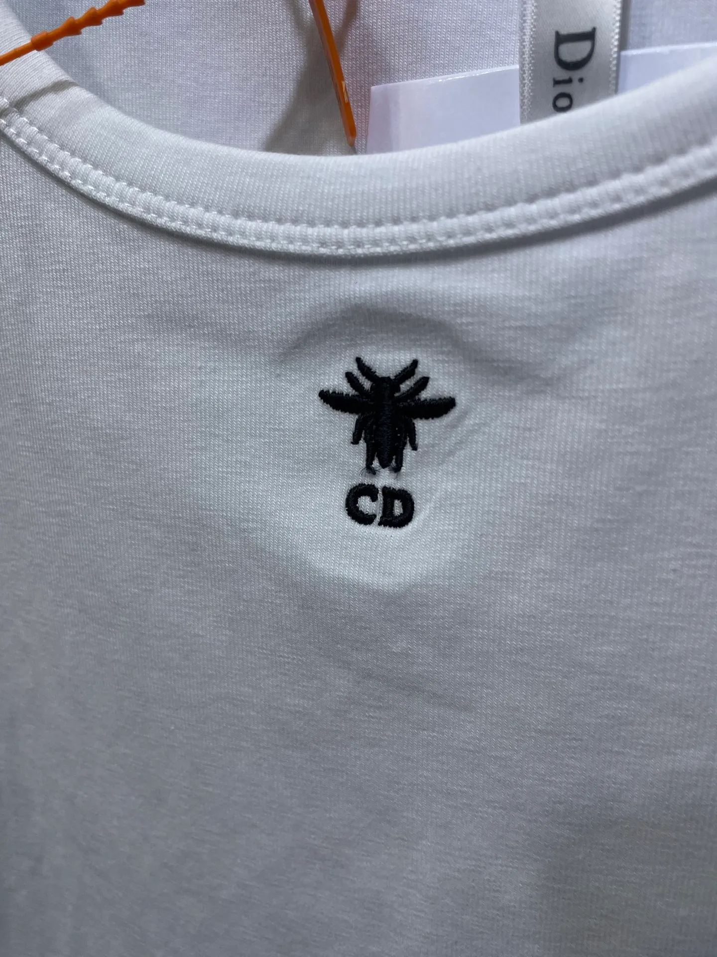 🅿️200 CD🌟25SS [Top Replica] Little Bee Embroidered Vest. A casual sense of high-end everywhere in life. Competent, simple and handsome. A simple vest gives the strongest street feel. Simple, refreshing and fashionable. It opens up the sweet-cool hot girl style. It can be worn alone or layered. It looks good and tonal when worn alone. It feels skin-friendly and will not pierce the flesh, and feels great. Black/White SML