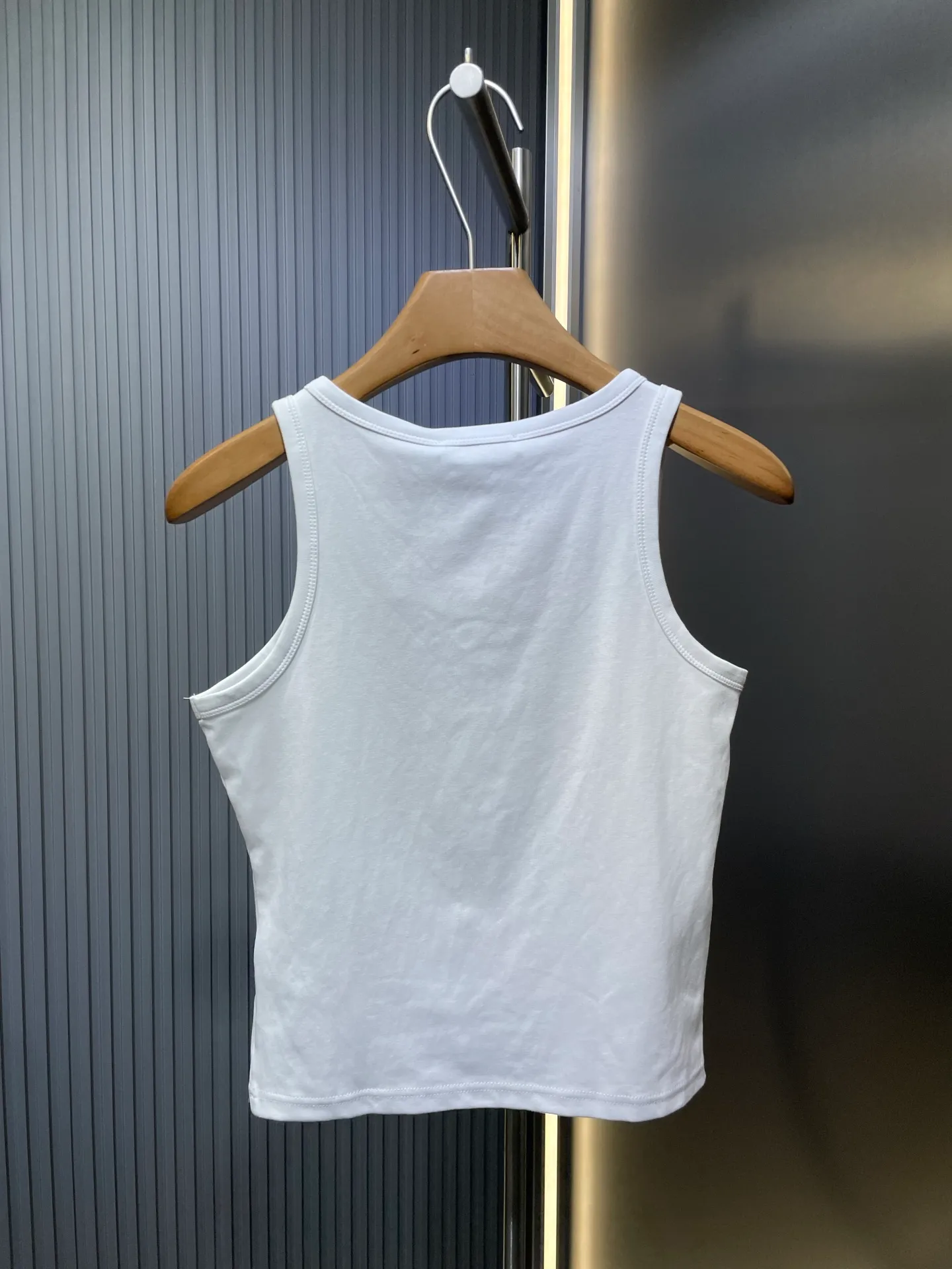 🅿️200 CD🌟25SS [Top Replica] Little Bee Embroidered Vest. A casual sense of high-end everywhere in life. Competent, simple and handsome. A simple vest gives the strongest street feel. Simple, refreshing and fashionable. It opens up the sweet-cool hot girl style. It can be worn alone or layered. It looks good and tonal when worn alone. It feels skin-friendly and will not pierce the flesh, and feels great. Black/White SML