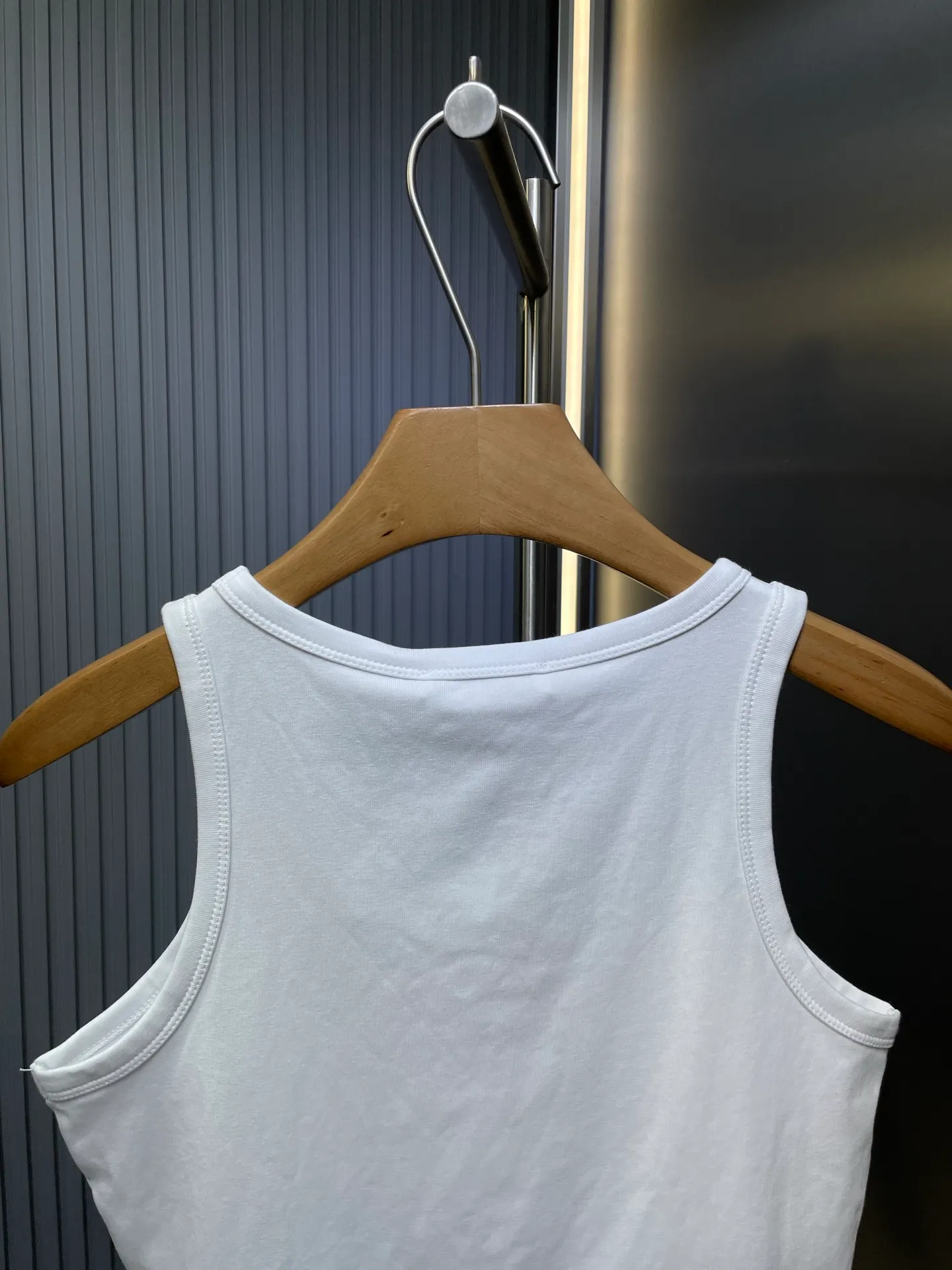 🅿️200 CD🌟25SS [Top Replica] Little Bee Embroidered Vest. A casual sense of high-end everywhere in life. Competent, simple and handsome. A simple vest gives the strongest street feel. Simple, refreshing and fashionable. It opens up the sweet-cool hot girl style. It can be worn alone or layered. It looks good and tonal when worn alone. It feels skin-friendly and will not pierce the flesh, and feels great. Black/White SML