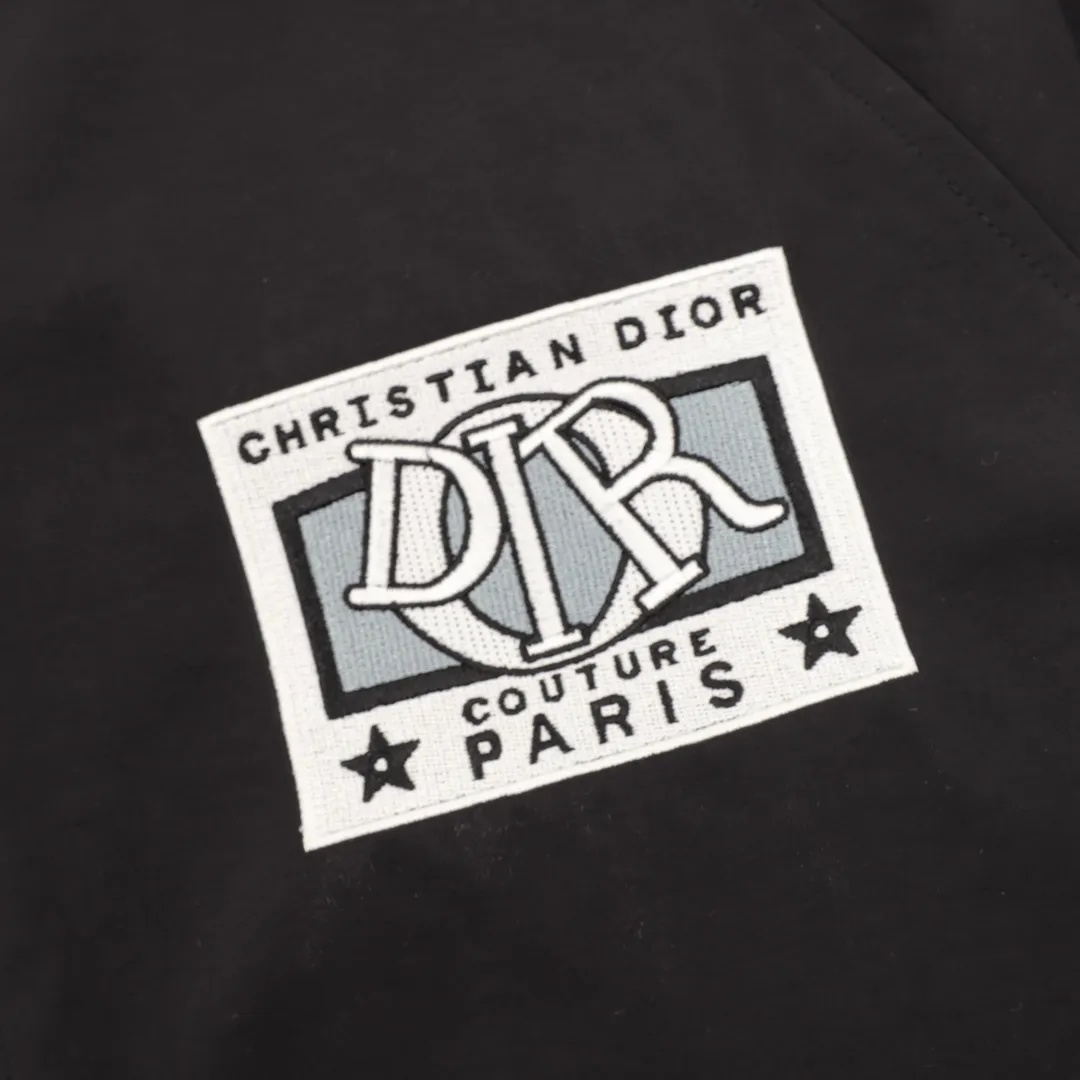 🅿️550 DIOR/Dior letter embroidered hooded windbreaker jacket is made of imported raw materials. The placket zipper is custom-made in a unified mold, and the rails are machine-pressed with imported environmentally friendly materials. After the lower corner rope is woven, the core dyeing technology is used to achieve the final dyeing effect. After pattern development and pattern making, computer intelligent cutting is used to increase work efficiency while ensuring the integrity of the pattern. The upper body effect is restored consistently! Street-exploding artifact OOTD outfit is amazing. The color is very correct, very eye-catching, simple, clean and extremely fashionable! size：XS-L