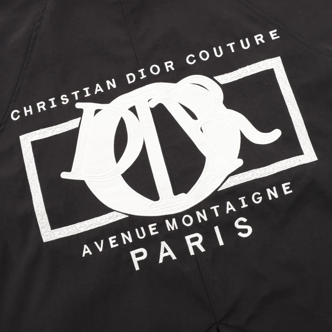 🅿️550 DIOR/Dior letter embroidered hooded windbreaker jacket is made of imported raw materials. The placket zipper is custom-made in a unified mold, and the rails are machine-pressed with imported environmentally friendly materials. After the lower corner rope is woven, the core dyeing technology is used to achieve the final dyeing effect. After pattern development and pattern making, computer intelligent cutting is used to increase work efficiency while ensuring the integrity of the pattern. The upper body effect is restored consistently! Street-exploding artifact OOTD outfit is amazing. The color is very correct, very eye-catching, simple, clean and extremely fashionable! size：XS-L