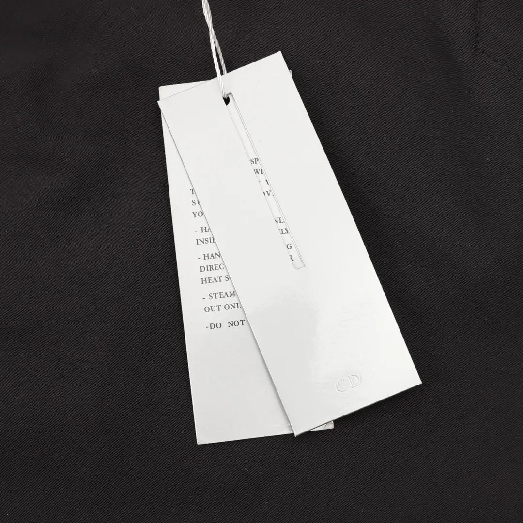 🅿️550 DIOR/Dior letter embroidered hooded windbreaker jacket is made of imported raw materials. The placket zipper is custom-made in a unified mold, and the rails are machine-pressed with imported environmentally friendly materials. After the lower corner rope is woven, the core dyeing technology is used to achieve the final dyeing effect. After pattern development and pattern making, computer intelligent cutting is used to increase work efficiency while ensuring the integrity of the pattern. The upper body effect is restored consistently! Street-exploding artifact OOTD outfit is amazing. The color is very correct, very eye-catching, simple, clean and extremely fashionable! size：XS-L