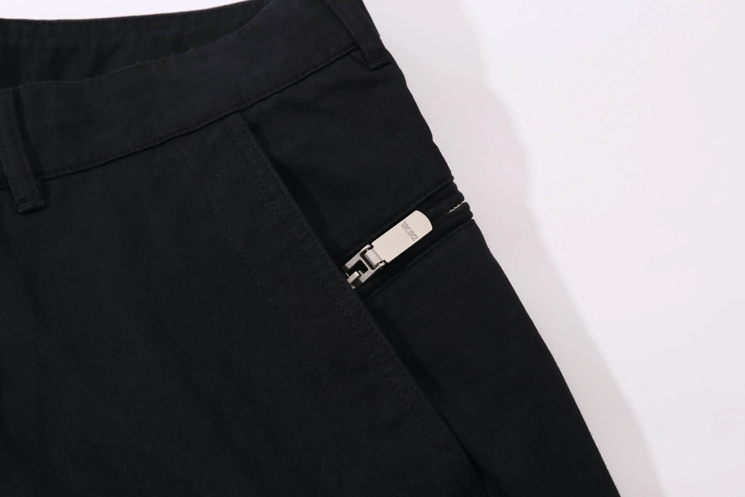 🅿️290 high quality new Diox Stone Island co-branded logo shorts The fabric is made of custom-made woven fabric, which is silky and super soft compared to the original. The texture and strands of the fabric are clear and obvious, and the drape is first-class. The workmanship is exquisite and meets the foreign trade export standards. There are 4.5 stitches per centimeter. Every seam is pressed with open stitching, and the stitching is as neat as a ruler. , Made of woven floral cotton ribbon, the weaving is tight and soft to the touch. The embroidery process uses Behringer embroidery machine, which makes the embroidery colors more full and the embroidery more three-dimensional. The upper body effect is good, the same style for men and women, simple and versatile, purchasing heavyweight items, feel free to compare the quality of any on the market! Size: xs-l