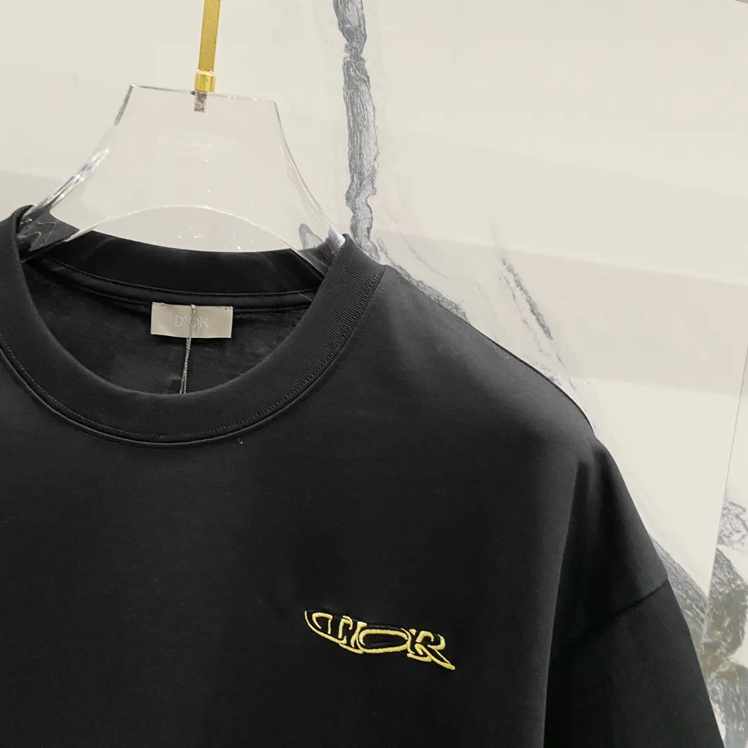 🅿️180 DIOR 260g round neck short-sleeved T-shirt, color block embroidery🪡letter LOGO design logo, official synchronization, high version, high quality, fashionable personality, versatile trend, pure original quality, original fabric, tag, collar label, washed wheat, complete three standards, color: black, white, red. Size: XS-L