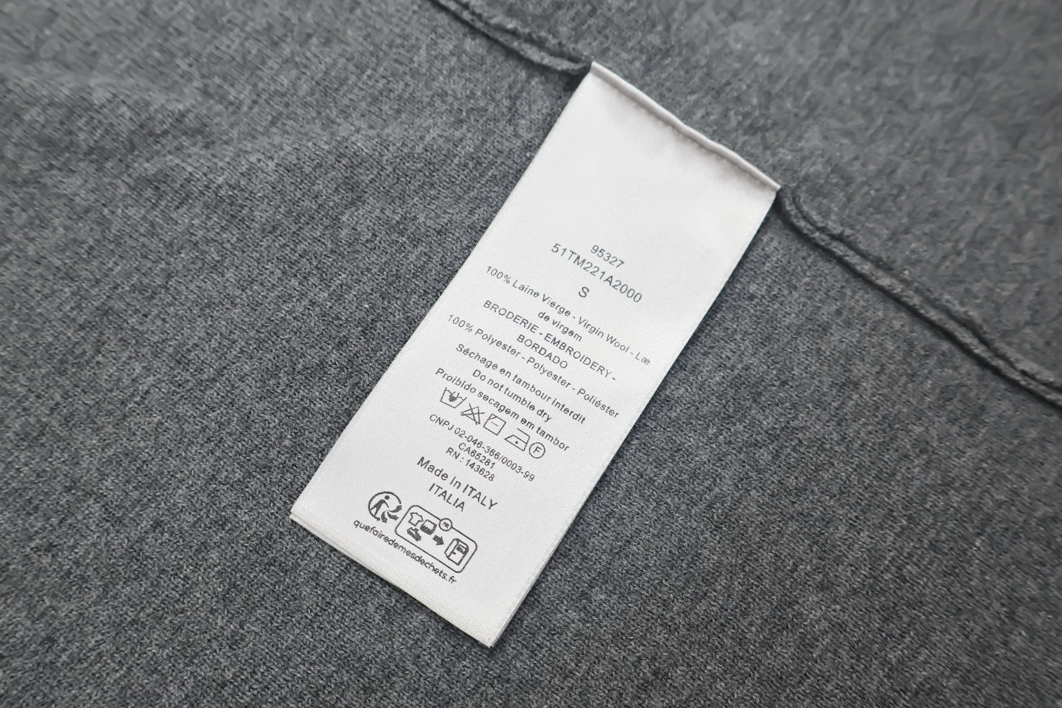 🅿️600 [Exclusive supply] CD chest logo zipper cardigan sweater (grey) Original purchase and development of 14160, custom-woven and dyed 100% cashmere fabric, close-fitting, soft, silky and skin-friendly, without the feeling of wool pricking the skin. Knitted with a mixture of two stitches on a German 16-needle Stoll machine. Three standards of excipients are independently developed and customized. The three-dimensional logo pattern taped on the chest highlights the brand's charm. Size:S-M-L