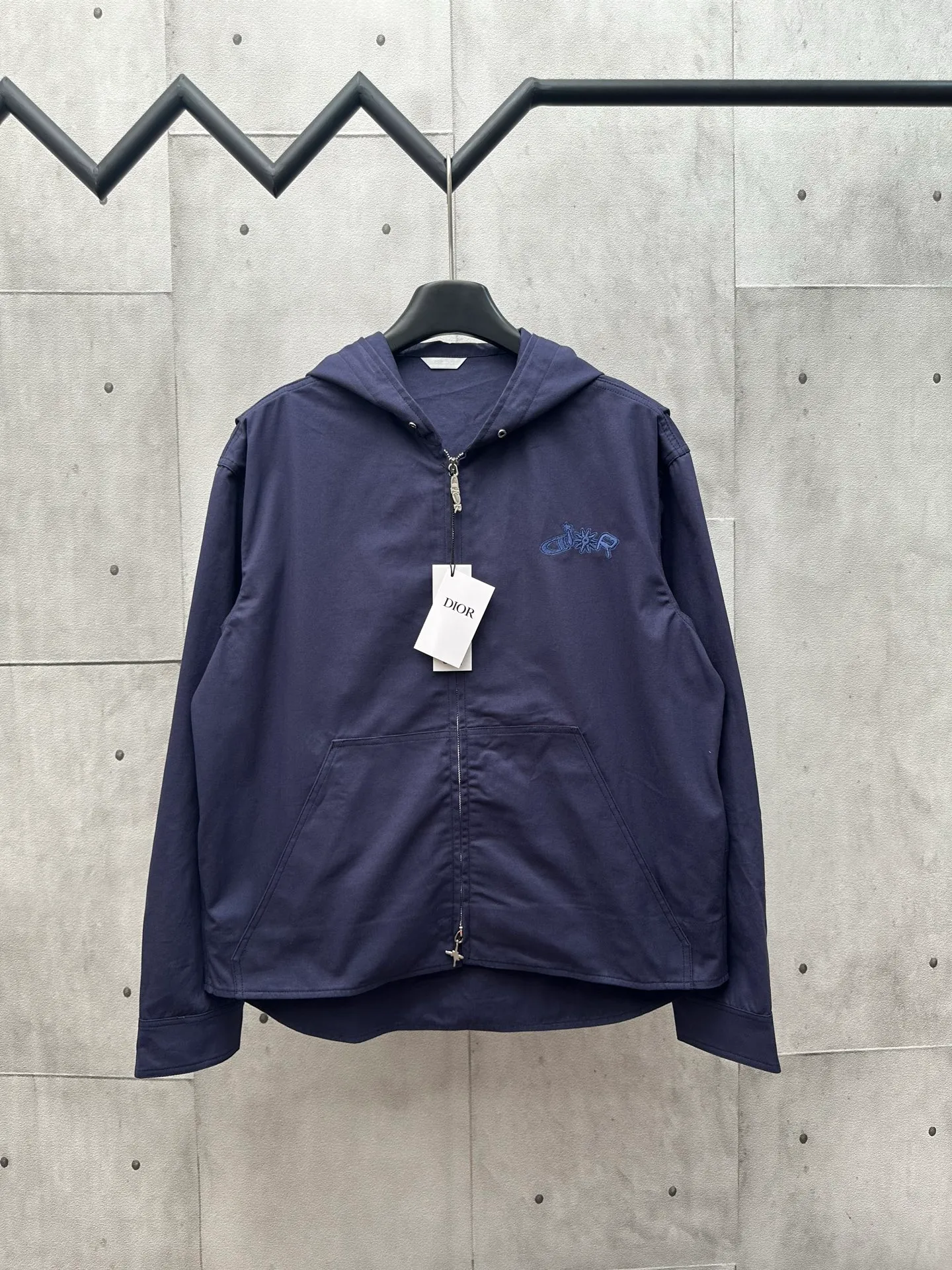 🅿️520 Di*r 2025 FW new autumn and winter DIOR AND LEWIS HAMILTON limited series Cotton hooded long-sleeved jacket Customized blue washed cotton fabric Decorated with tonal co-branded series embroidery Reinterpretation of the Dior logo in a graphic style Tonal DIOR AND LEWIS HAMILTON embroidery on the chest Two-way zipper closure, custom metal zipper puller Slightly loose fit Size: S M L XL