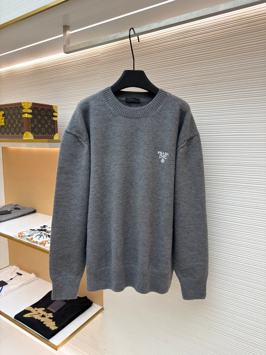 Prada embroidered logo wool knitted pullover ●Original version: Purchased and developed for 14999 ●Item number: 1681717-A65 ●Fabric: wool blended fabric ●Technology: knitting ●Color: gray ●Version: fitted version ●Weight: about 745 grams ●Size: 46-48-50-52 ●Description: The fabric is made of merino wool, which is 80% wool and 20% cotton. This model is made of high-content wool. The weaving method is 7-knit imported from Germany. The high-density weaving method and high wool content can effectively keep warm. It can be used as a base layer or as an outer layer. The embroidery uses imported Behringer embroidery machines. This embroidery has been adjusted and modified for 6 years to achieve the original 1:1 effect. The number of embroidery stitches is approximately 2600. The effect presents a perfect visual sense. This wool pullover has a versatile, sporty design and features the signature embroidered icon. The overall wiring is straight and delicate, the fabric is comfortable and soft, and the color is consistent without color difference. It can be matched with the same style to create a fashionable look and control various occasions. Customized accessories, complete with three standards, same style for men and women!