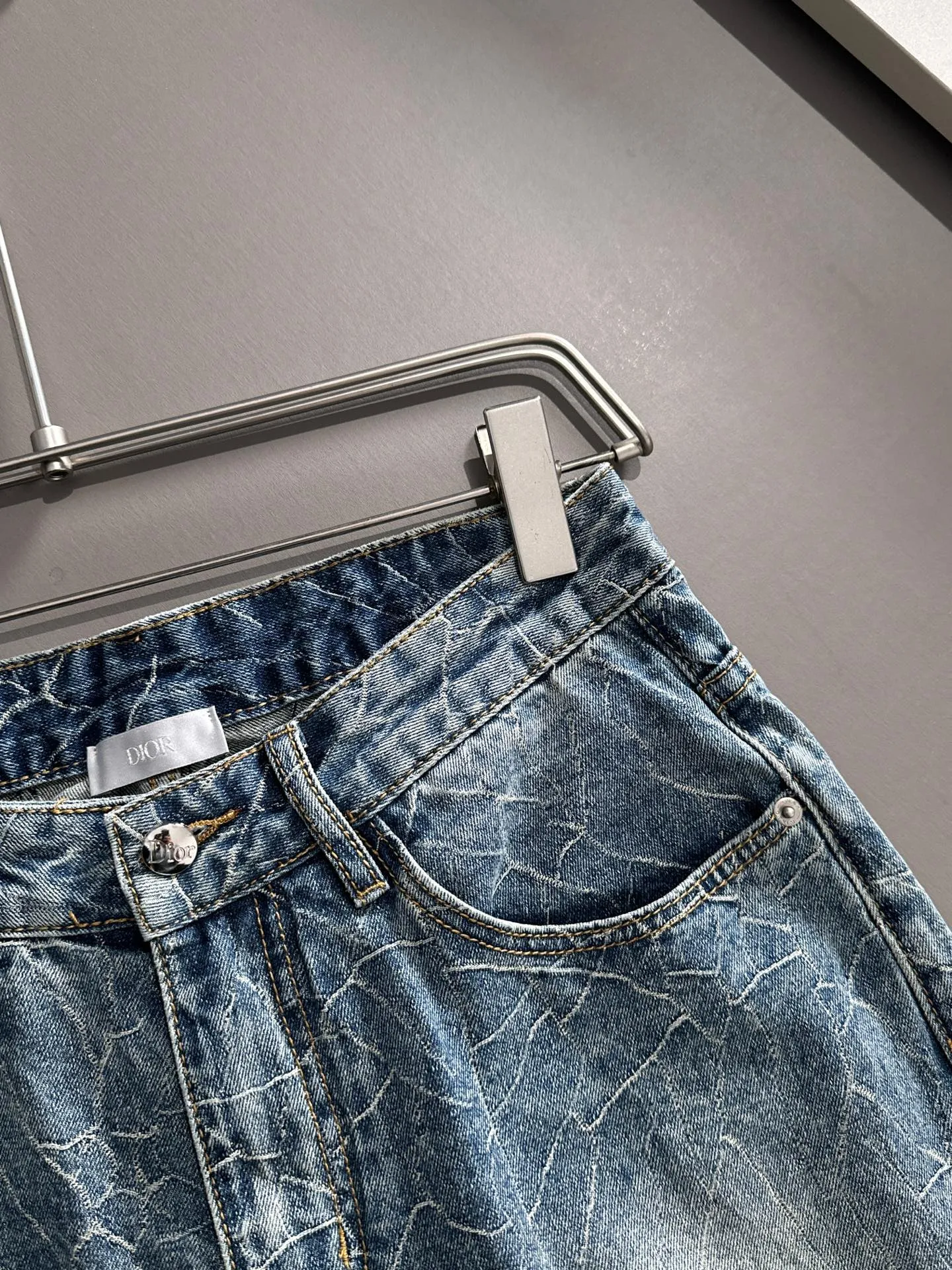 🅿️330 Dior 2025 summer new jeans denim shorts are produced using imported Japanese Denim plain cotton denim fabrics, complete with three standards. The top stone-washed process makes the texture reach the old taste of the 1980s. It is soft, delicate, comfortable and breathable. The color has a modern and fashionable vicissitudes. The upper body is versatile and fashionable! Light luxury, a must-have item for daily commuting! Code number: 28-40 (please state your height and weight when placing an order)