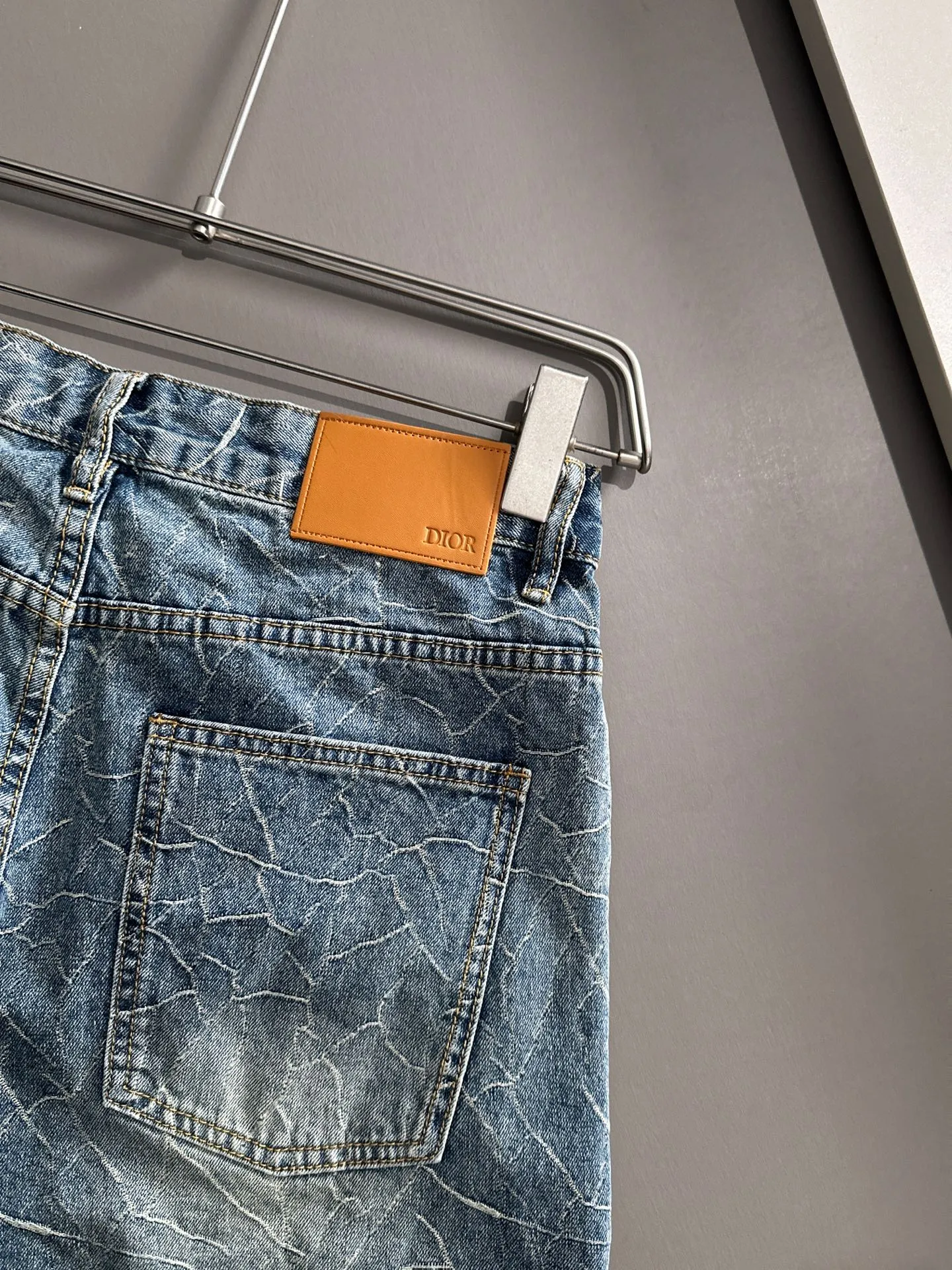 🅿️330 Dior 2025 summer new jeans denim shorts are produced using imported Japanese Denim plain cotton denim fabrics, complete with three standards. The top stone-washed process makes the texture reach the old taste of the 1980s. It is soft, delicate, comfortable and breathable. The color has a modern and fashionable vicissitudes. The upper body is versatile and fashionable! Light luxury, a must-have item for daily commuting! Code number: 28-40 (please state your height and weight when placing an order)