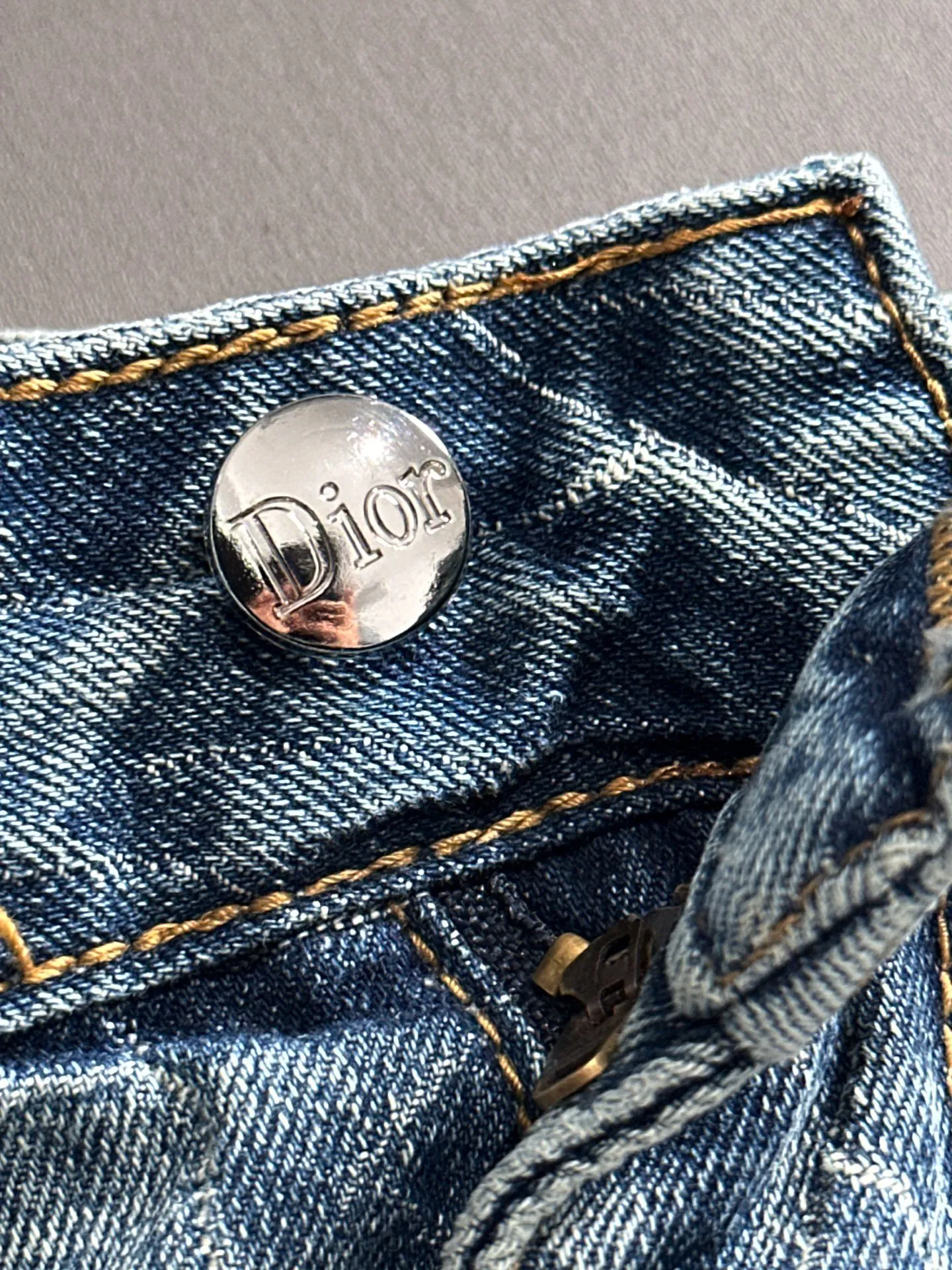 🅿️330 Dior 2025 summer new jeans denim shorts are produced using imported Japanese Denim plain cotton denim fabrics, complete with three standards. The top stone-washed process makes the texture reach the old taste of the 1980s. It is soft, delicate, comfortable and breathable. The color has a modern and fashionable vicissitudes. The upper body is versatile and fashionable! Light luxury, a must-have item for daily commuting! Code number: 28-40 (please state your height and weight when placing an order)