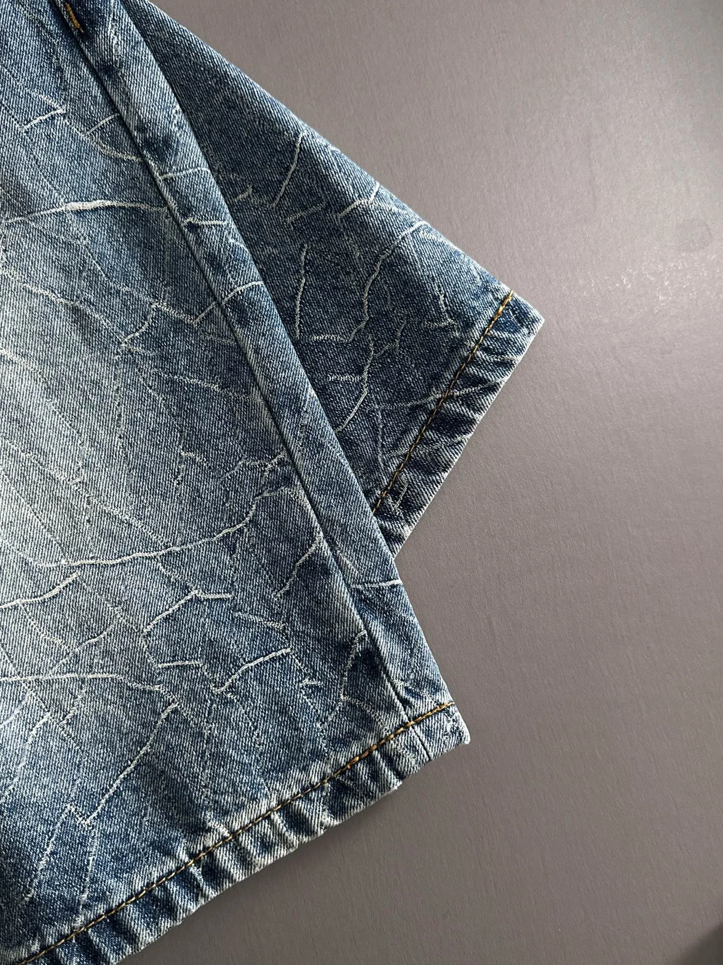 🅿️330 Dior 2025 summer new jeans denim shorts are produced using imported Japanese Denim plain cotton denim fabrics, complete with three standards. The top stone-washed process makes the texture reach the old taste of the 1980s. It is soft, delicate, comfortable and breathable. The color has a modern and fashionable vicissitudes. The upper body is versatile and fashionable! Light luxury, a must-have item for daily commuting! Code number: 28-40 (please state your height and weight when placing an order)