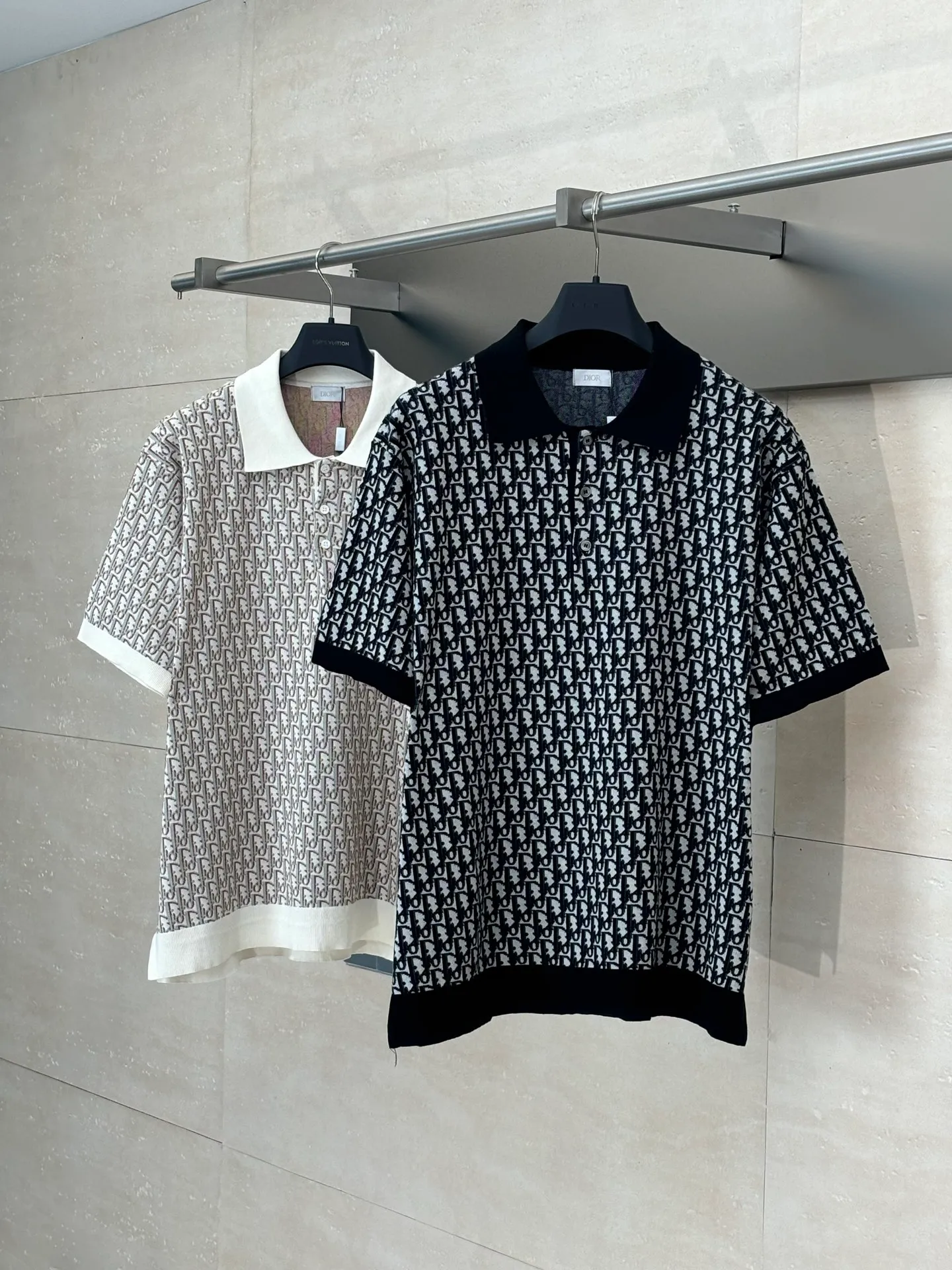 🅿️420 Dio/Dior 25Ss new oblique all-over printed jacquard knitted polo shirt. This knitted polo shirt is decorated with classic oblique print. Crafted from white, blue and brown cotton jacquard, it has a straight fit and is enhanced with button fastening and ribbed details. Can be matched with various styles to show your personality.  Size：S/M/L/XL