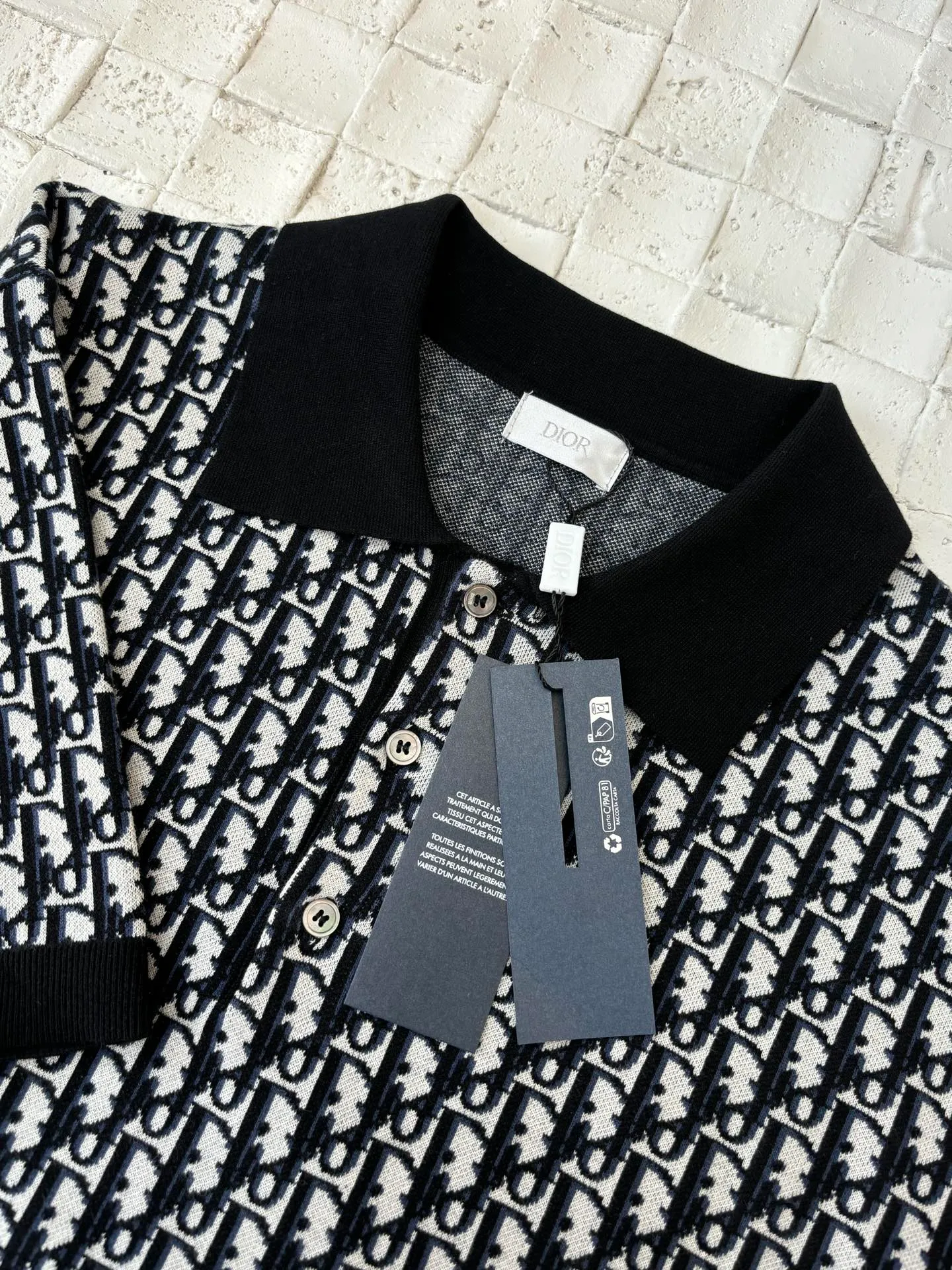 🅿️420 Dio/Dior 25Ss new oblique all-over printed jacquard knitted polo shirt. This knitted polo shirt is decorated with classic oblique print. Crafted from white, blue and brown cotton jacquard, it has a straight fit and is enhanced with button fastening and ribbed details. Can be matched with various styles to show your personality.  Size：S/M/L/XL