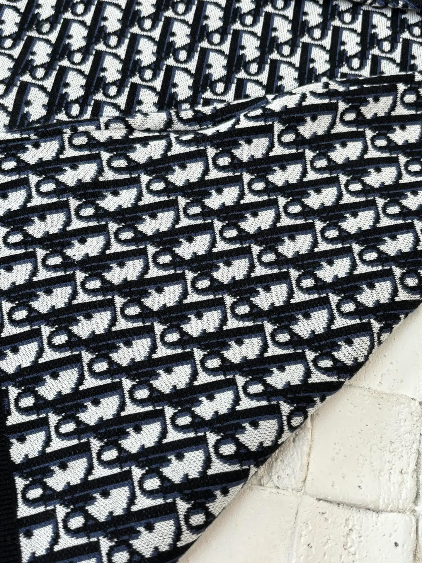 🅿️420 Dio/Dior 25Ss new oblique all-over printed jacquard knitted polo shirt. This knitted polo shirt is decorated with classic oblique print. Crafted from white, blue and brown cotton jacquard, it has a straight fit and is enhanced with button fastening and ribbed details. Can be matched with various styles to show your personality.  Size：S/M/L/XL