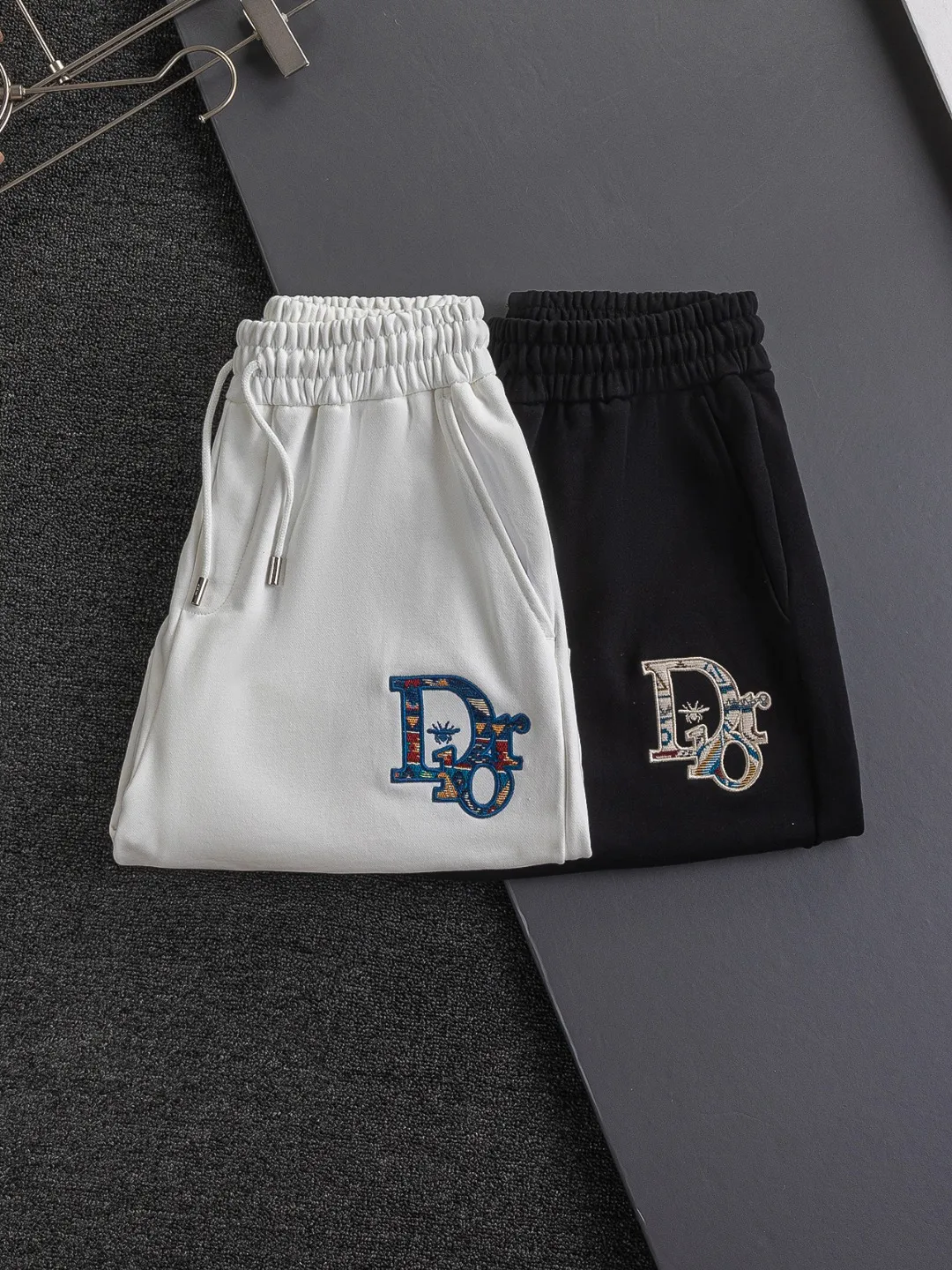 🅿️210 Dior CD DIOR micro-wide version S-XL CD 25ss counters are available at the same time. Retro colorful front color CD letter bee🪡 embroidered logo, back opening bag heavy craftsmanship, same style for men and women! Synchronized with the official website, high-elastic cotton fabrics at the counter! Super close to the skin and comfortable, durable and easy to wear, classic and simple logo design, meticulous original craftsmanship, shorts, a must-have item for men, are not the same as the general public, but must be unique and eye-catching. The appearance and quality of this Dior shorts are online, comfort, the same version and fashionability as always, including the fabric and cutting process, all of which are made with great effort! Made of washed pure cotton fabric, pure cotton is breathable, very refreshing and comfortable for daily wear, loose fit, you will find that it really looks good on the upper body, the overall is minimalist and neat, super versatile for daily wear! Pair it casually with a pair of pants for a youthful look. A T-shirt will make your outfit crazy. It is a fashionable item that can never go wrong! Color: Black White Size: S-XL Size chart: S: Seat circumference 58-Waist circumference 54-Pant length 43.5 M: Seat circumference 60-Waist circumference 56.5-Pant length 45 L: Seat circumference 62-Waist circumference 59-Pant length 46.5 XL: Seat circumference 64-Waist circumference 61.5-Pant length 48