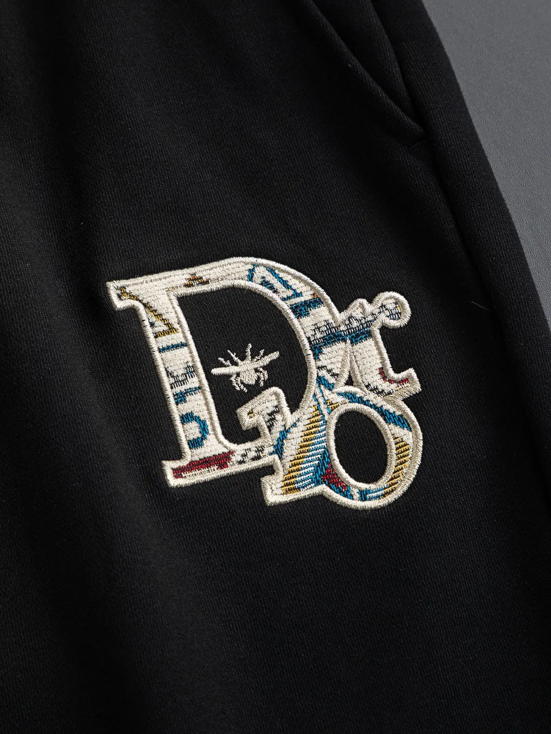 🅿️210 Dior CD DIOR micro-wide version S-XL CD 25ss counters are available at the same time. Retro colorful front color CD letter bee🪡 embroidered logo, back opening bag heavy craftsmanship, same style for men and women! Synchronized with the official website, high-elastic cotton fabrics at the counter! Super close to the skin and comfortable, durable and easy to wear, classic and simple logo design, meticulous original craftsmanship, shorts, a must-have item for men, are not the same as the general public, but must be unique and eye-catching. The appearance and quality of this Dior shorts are online, comfort, the same version and fashionability as always, including the fabric and cutting process, all of which are made with great effort! Made of washed pure cotton fabric, pure cotton is breathable, very refreshing and comfortable for daily wear, loose fit, you will find that it really looks good on the upper body, the overall is minimalist and neat, super versatile for daily wear! Pair it casually with a pair of pants for a youthful look. A T-shirt will make your outfit crazy. It is a fashionable item that can never go wrong! Color: Black White Size: S-XL Size chart: S: Seat circumference 58-Waist circumference 54-Pant length 43.5 M: Seat circumference 60-Waist circumference 56.5-Pant length 45 L: Seat circumference 62-Waist circumference 59-Pant length 46.5 XL: Seat circumference 64-Waist circumference 61.5-Pant length 48