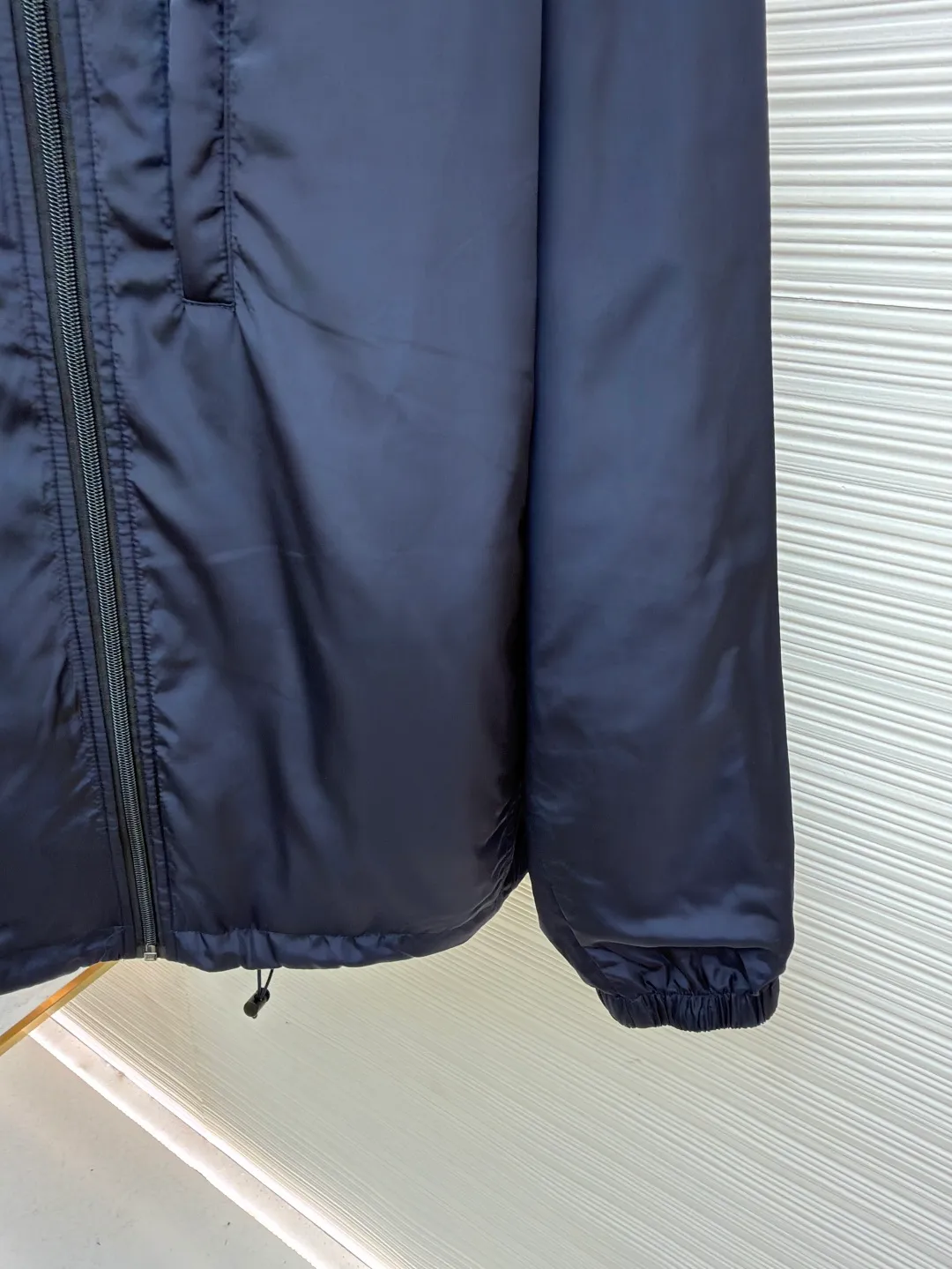 Prada nylon double-sided logo jacket ●Original version: Purchased and developed at 12690 ●Item number: 1681909-B70 ●Fabric: nylon fabric ●Technology: Enamel plating ●Color: navy blue/dark green ●Version: fitted version ●Weight: about 620 grams ●Size: S-M-L-XL ●Description: Made of 50-count fine-grained 100% nylon material. Customized weaving and dyeing. The leather label on the chest is made of double-layered cowhide, using folk Sanbao enamel plating technology, and the bottom is matched with stainless steel round nails to make the upper body of the clothes more comfortable. (Black zipper) Electroplated metal with bright silver, laser engraved logo on the surface. (Blue zipper) Made of nylon with nylon rubber teeth. The sub-buttons adopt four-joint openings and are original color spray-plated and laser-engraved. The detail level is restored to 99%. There are many auxiliary materials for this product. In addition to the introduction, there are also a series of auxiliary materials. The whole piece of clothing is imported from Germany, and is made by special machines - date making - hemming - embedded clips - and many other series of workmanship. The overall wiring is straight and delicate, the fabric is comfortable and soft, and the color is consistent without color difference. It can be matched with the same style to create a fashionable look and control various occasions. Customized accessories, complete with three standards, same style for men and women!