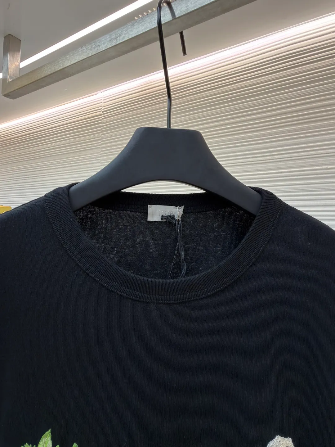 Dior letter floral embroidery short-sleeved T-shirt ●Original version: Purchased and developed by 8730 ●Item number: 1681693-A20 ●Fabric: cotton fabric ●Technology: embroidery production ●Color: black ●Version: fitted version ●Weight: about 425 grams ●Size: XS-S-M-L ●Description: Matching [21s combed cotton compact siro spinning yarn flat machine ribbing], the front panel is embroidered with [Tajima embroidery machine imported from Japan], the flowers and green leaves are made of [nylon material super matte thread], the letters are made of [30 metric double-ply wool yarn], a total of [11 colors flat embroidered tatami + wool crochet combination embroidery], the opening is [customized postcard new flower tag]. The overall wiring is straight and delicate, the fabric is comfortable and soft, and the color is consistent without color difference. It can be matched with the same style to create a fashionable look and control various occasions. Customized accessories, complete with three standards, same style for men and women!
