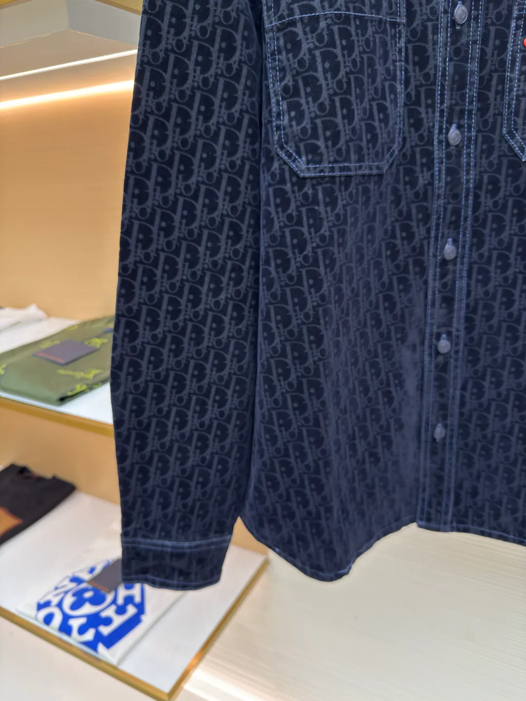 Diorx KAWS joint denim jacket ●Authentic product: purchased and developed by 10199 ●Item number: 1680584-B90 ●Material: blended denim ●Technology: embroidered patch ●Version: fitted version ●Weight: about 810 grams ●Size: 37-38-40-42-44 ●Description: Made of customized blue cotton blended denim fabric, with pockets on both sides of the front panel, a customized Dior letter leather patch on the back, and a DIOR AND KAWS embroidery design on the back hip, which reinterprets the Dior logo in a colorful snake shape. The placket is molded with custom Dior letter buttons of the same color, and the whole body is decorated with the same color Oblique print, truly a 1:1 copy. Close your eyes and enter