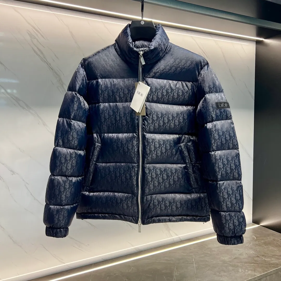 🅿️760 ⬆️Dior 23FW oblique dark pattern presbyopic stand collar down jacket, same style at the counter, popular all the way 🔥presbyopic down jacket is here🤩~ This is a down jacket with ultra-complex craftsmanship, the custom fabric cycle is as long as 50 days, based on the original fabric, laser jacquard makes the whole garment uneven, with a stronger three-dimensional effect, and the 3D effect is more obvious ✨This fabric has a good hand feel, and the dark pattern on the jacket is very low-key. The fabric shows a dark grain luster, and it has extremely high waterproof properties! The real texture is more perfect, custom-woven high-density satin nylon material and dark jacquard weave, simple and refreshing, thick and fluffy, super three-proof fabric, waterproof, stain-proof and dust-proof! ✨ Full-width jacquard LOGO, ultra-high-end luxury and style. The handsomeness and eye-catching index of the upper body are absolutely NO. 1. Fully custom-woven jacquard LOGO technology fabric, high-density polyester fiber. It is a new type of heat-insulating and light-weight fabric. It has a light texture, delicate and soft warmth and breathability. Especially the LOGO jacquard produces different light and dark interweaving under different lights! Full of hidden flower logos, low-key with a touch of expensiveness, the overall shape is not too bloated, windproof and waterproof, it can be called a haven in winter 😍 Simple but not simple, wear it with a wrap in autumn and winter. ✨The interior is filled with 90-fill white goose down, (90% white goose down ➕10% white goose feather) This type of down is full of fluffiness, better thermal insulation, and has no down stalks! Hooded and windproof design, comfortable and warm! The white goose down filled inside is a strong guarantee of warmth and cold resistance. As for the so-called odor gas of down, it is completely worry-free. The upper body is light and full. The down filling is sufficiently balanced to obtain uniform warmth! The upper body is eye-catching. ✨The hardware of the whole garment is made of original 1V1 customized tungsten material. Leather label design, hot melt technology, one-time molding