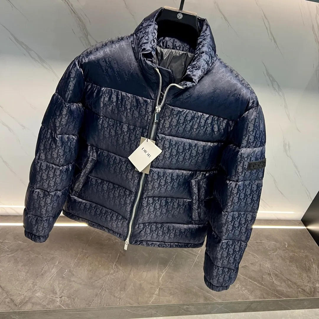 🅿️760 ⬆️Dior 23FW oblique dark pattern presbyopic stand collar down jacket, same style at the counter, popular all the way 🔥presbyopic down jacket is here🤩~ This is a down jacket with ultra-complex craftsmanship, the custom fabric cycle is as long as 50 days, based on the original fabric, laser jacquard makes the whole garment uneven, with a stronger three-dimensional effect, and the 3D effect is more obvious ✨This fabric has a good hand feel, and the dark pattern on the jacket is very low-key. The fabric shows a dark grain luster, and it has extremely high waterproof properties! The real texture is more perfect, custom-woven high-density satin nylon material and dark jacquard weave, simple and refreshing, thick and fluffy, super three-proof fabric, waterproof, stain-proof and dust-proof! ✨ Full-width jacquard LOGO, ultra-high-end luxury and style. The handsomeness and eye-catching index of the upper body are absolutely NO. 1. Fully custom-woven jacquard LOGO technology fabric, high-density polyester fiber. It is a new type of heat-insulating and light-weight fabric. It has a light texture, delicate and soft warmth and breathability. Especially the LOGO jacquard produces different light and dark interweaving under different lights! Full of hidden flower logos, low-key with a touch of expensiveness, the overall shape is not too bloated, windproof and waterproof, it can be called a haven in winter 😍 Simple but not simple, wear it with a wrap in autumn and winter. ✨The interior is filled with 90-fill white goose down, (90% white goose down ➕10% white goose feather) This type of down is full of fluffiness, better thermal insulation, and has no down stalks! Hooded and windproof design, comfortable and warm! The white goose down filled inside is a strong guarantee of warmth and cold resistance. As for the so-called odor gas of down, it is completely worry-free. The upper body is light and full. The down filling is sufficiently balanced to obtain uniform warmth! The upper body is eye-catching. ✨The hardware of the whole garment is made of original 1V1 customized tungsten material. Leather label design, hot melt technology, one-time molding