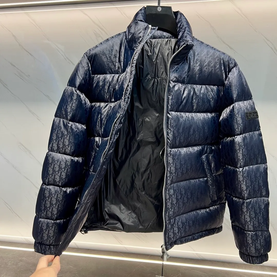 🅿️760 ⬆️Dior 23FW oblique dark pattern presbyopic stand collar down jacket, same style at the counter, popular all the way 🔥presbyopic down jacket is here🤩~ This is a down jacket with ultra-complex craftsmanship, the custom fabric cycle is as long as 50 days, based on the original fabric, laser jacquard makes the whole garment uneven, with a stronger three-dimensional effect, and the 3D effect is more obvious ✨This fabric has a good hand feel, and the dark pattern on the jacket is very low-key. The fabric shows a dark grain luster, and it has extremely high waterproof properties! The real texture is more perfect, custom-woven high-density satin nylon material and dark jacquard weave, simple and refreshing, thick and fluffy, super three-proof fabric, waterproof, stain-proof and dust-proof! ✨ Full-width jacquard LOGO, ultra-high-end luxury and style. The handsomeness and eye-catching index of the upper body are absolutely NO. 1. Fully custom-woven jacquard LOGO technology fabric, high-density polyester fiber. It is a new type of heat-insulating and light-weight fabric. It has a light texture, delicate and soft warmth and breathability. Especially the LOGO jacquard produces different light and dark interweaving under different lights! Full of hidden flower logos, low-key with a touch of expensiveness, the overall shape is not too bloated, windproof and waterproof, it can be called a haven in winter 😍 Simple but not simple, wear it with a wrap in autumn and winter. ✨The interior is filled with 90-fill white goose down, (90% white goose down ➕10% white goose feather) This type of down is full of fluffiness, better thermal insulation, and has no down stalks! Hooded and windproof design, comfortable and warm! The white goose down filled inside is a strong guarantee of warmth and cold resistance. As for the so-called odor gas of down, it is completely worry-free. The upper body is light and full. The down filling is sufficiently balanced to obtain uniform warmth! The upper body is eye-catching. ✨The hardware of the whole garment is made of original 1V1 customized tungsten material. Leather label design, hot melt technology, one-time molding