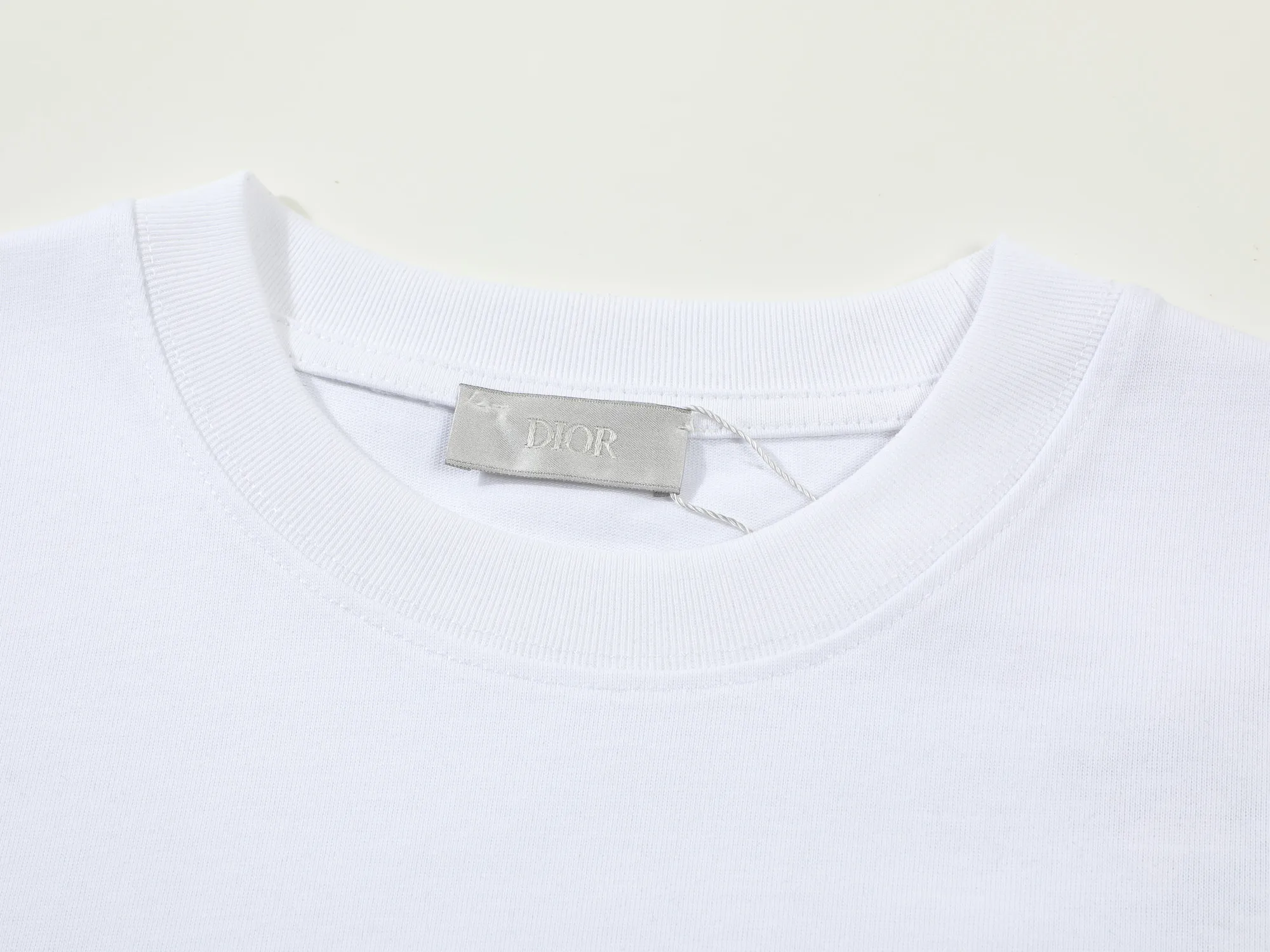 🅿️170 DIOR printed letters‼ ️Short-sleeved T-shirt® *Customized 280g cotton fabric, the fabric is soft, skin-friendly and comfortable *Laminated letter logo on the front *A very simple and elegant one that is unparalleled in terms of upper body comfort, interpreting your luxury and taste, and creating your fashionable charm. ⚠️Washing method: It is recommended to dry clean or wrap the reverse side in a laundry bag and machine wash it quickly in cold water and let it dry naturally! ⚠️ Unisex style 𝐂𝐎𝐋𝐎𝐔𝐑: White Black 𝐒𝐈𝐙𝐄: S-XL
