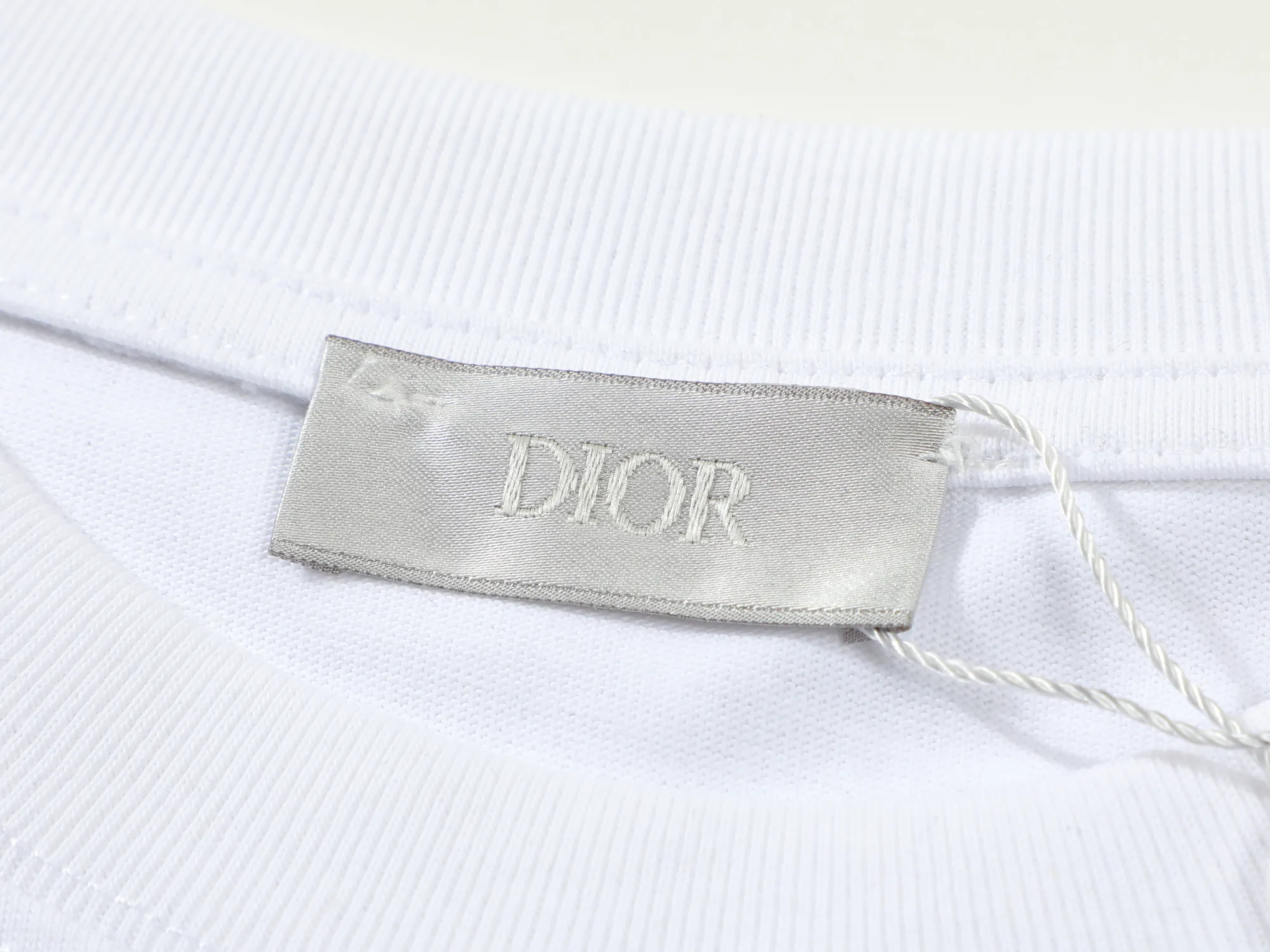 🅿️170 DIOR printed letters‼ ️Short-sleeved T-shirt® *Customized 280g cotton fabric, the fabric is soft, skin-friendly and comfortable *Laminated letter logo on the front *A very simple and elegant one that is unparalleled in terms of upper body comfort, interpreting your luxury and taste, and creating your fashionable charm. ⚠️Washing method: It is recommended to dry clean or wrap the reverse side in a laundry bag and machine wash it quickly in cold water and let it dry naturally! ⚠️ Unisex style 𝐂𝐎𝐋𝐎𝐔𝐑: White Black 𝐒𝐈𝐙𝐄: S-XL