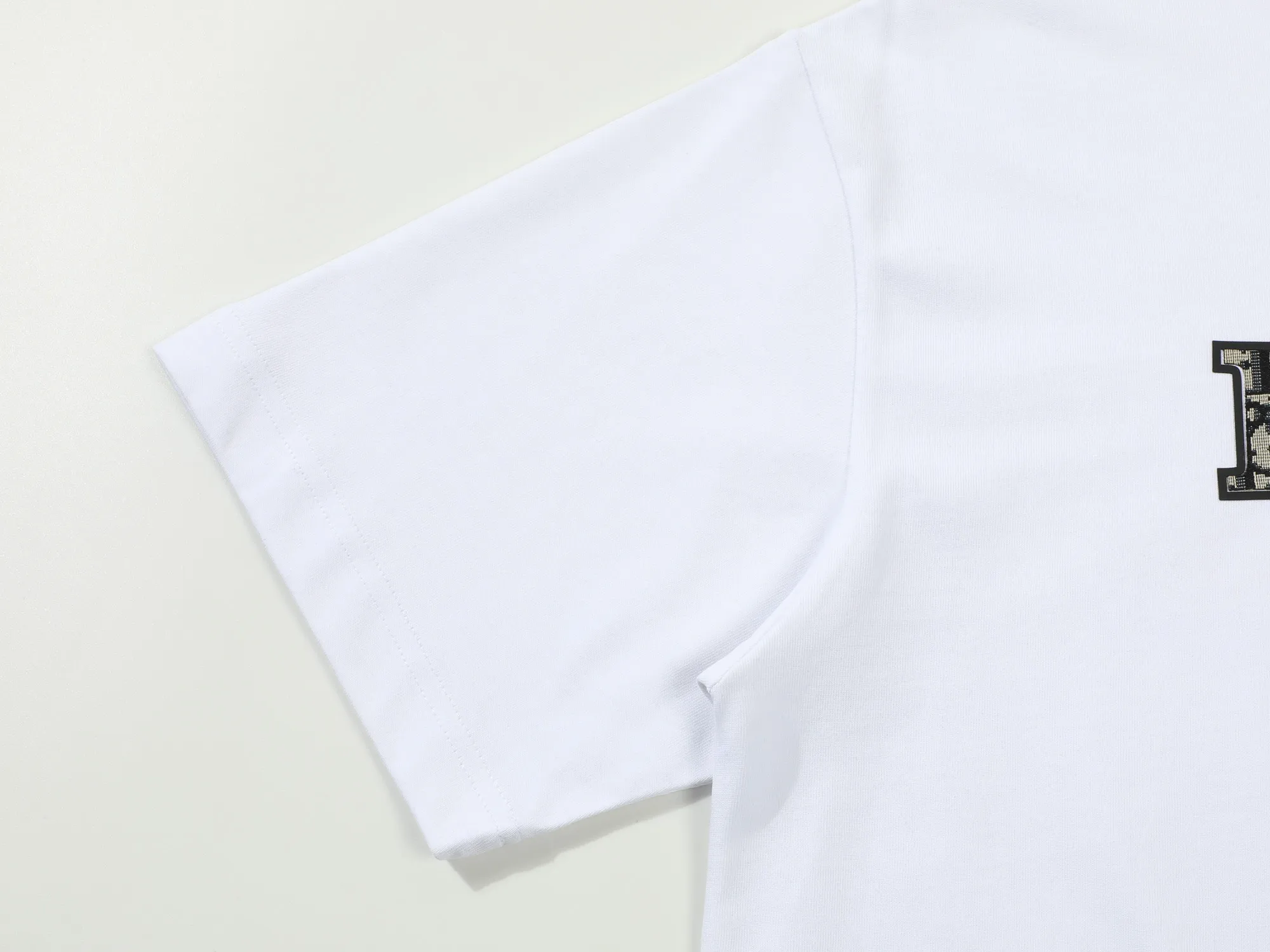 🅿️170 DIOR printed letters‼ ️Short-sleeved T-shirt® *Customized 280g cotton fabric, the fabric is soft, skin-friendly and comfortable *Laminated letter logo on the front *A very simple and elegant one that is unparalleled in terms of upper body comfort, interpreting your luxury and taste, and creating your fashionable charm. ⚠️Washing method: It is recommended to dry clean or wrap the reverse side in a laundry bag and machine wash it quickly in cold water and let it dry naturally! ⚠️ Unisex style 𝐂𝐎𝐋𝐎𝐔𝐑: White Black 𝐒𝐈𝐙𝐄: S-XL