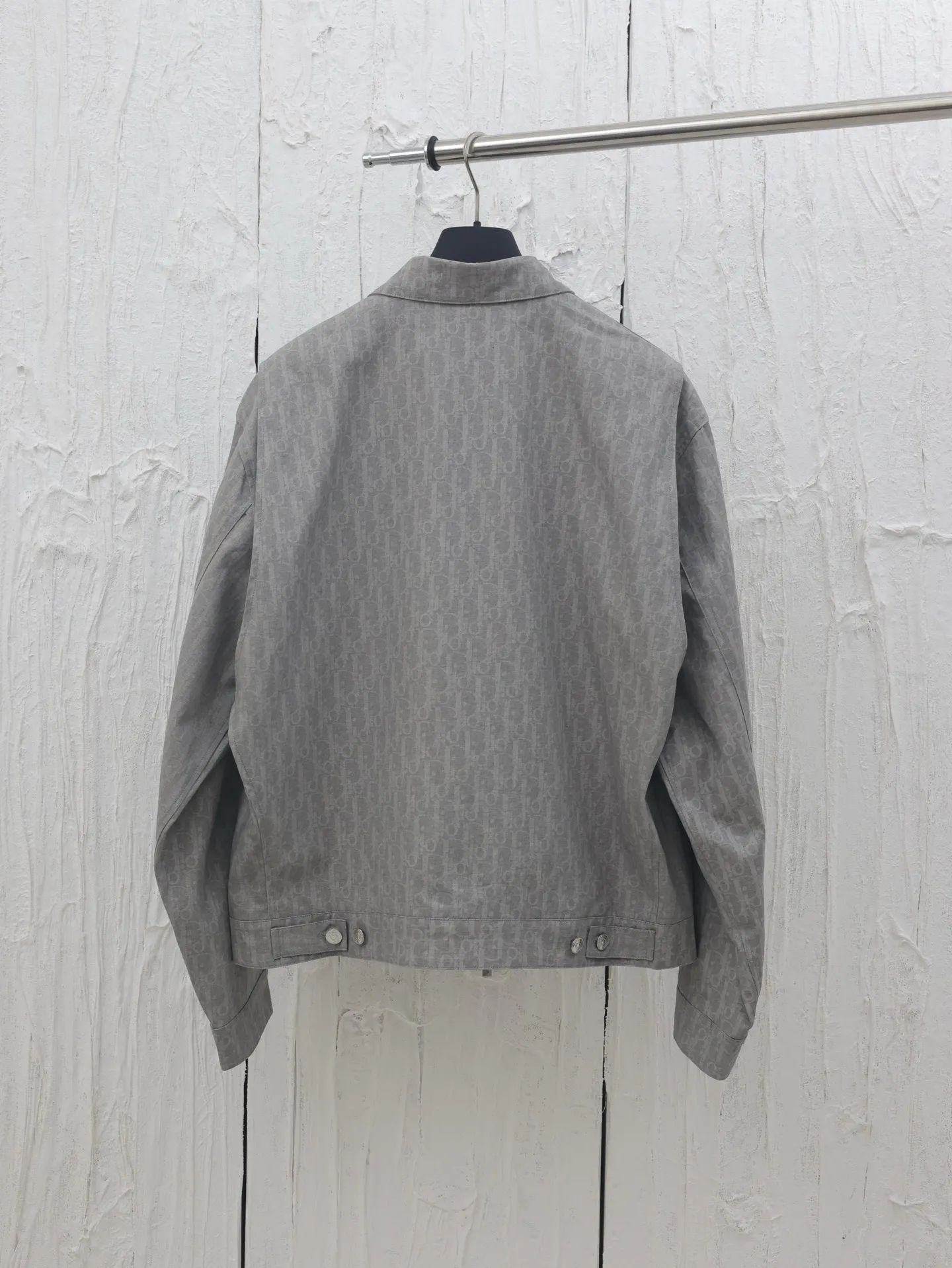 🅿️670 Dio*/Dior 25 new OBLIQUE jacquard all-over printed zipper jacket is decorated with Oblique printing all over the body, a new interpretation of Dio’s classic pattern. Crafted from gray and light blue cotton denim, it features patch pockets on the chest and Dio logo buttons. Unique and simple design, novel and chic Size: 46/48/50/52