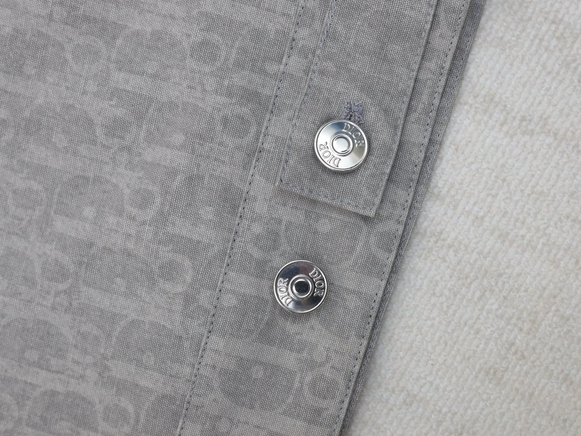 🅿️670 Dio*/Dior 25 new OBLIQUE jacquard all-over printed zipper jacket is decorated with Oblique printing all over the body, a new interpretation of Dio’s classic pattern. Crafted from gray and light blue cotton denim, it features patch pockets on the chest and Dio logo buttons. Unique and simple design, novel and chic Size: 46/48/50/52