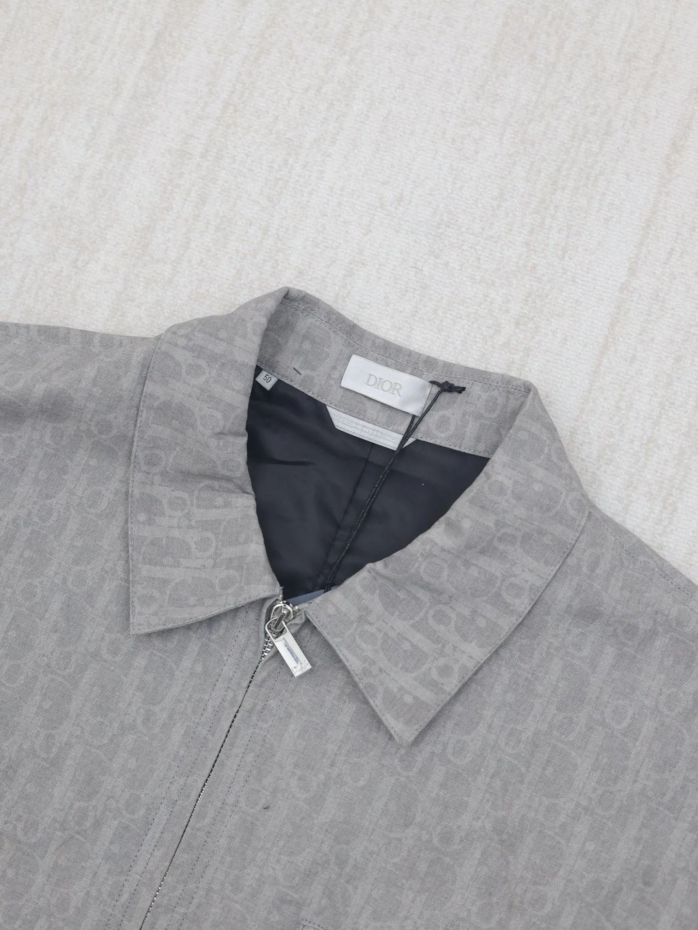 🅿️670 Dio*/Dior 25 new OBLIQUE jacquard all-over printed zipper jacket is decorated with Oblique printing all over the body, a new interpretation of Dio’s classic pattern. Crafted from gray and light blue cotton denim, it features patch pockets on the chest and Dio logo buttons. Unique and simple design, novel and chic Size: 46/48/50/52