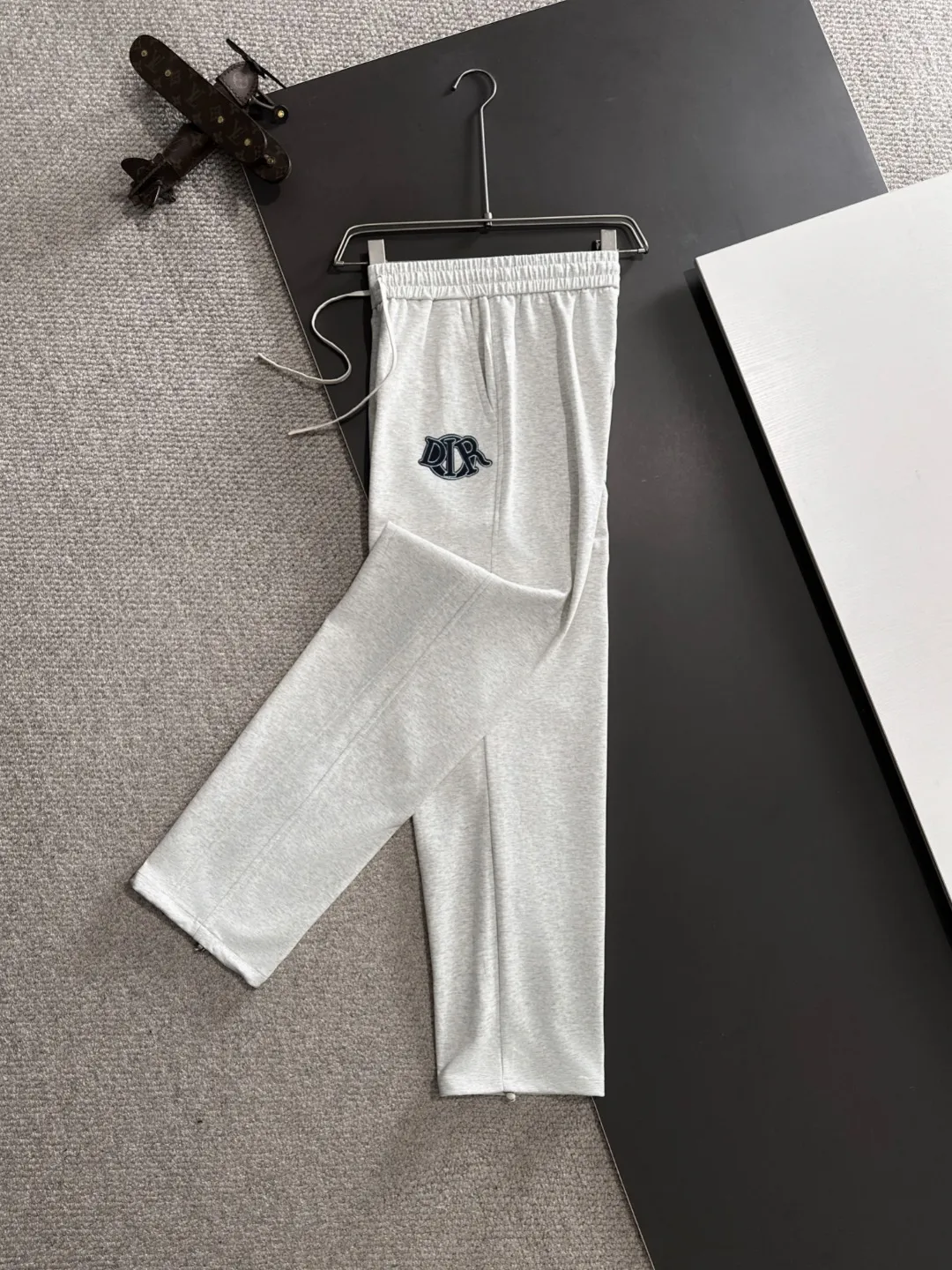🅿️400 next day shipping Dior 2025 spring and summer new elastic band casual pants, thin counter custom fabrics, high breathability and comfort, impeccable details, brand element design concept, reflecting high quality. It feels delicate and soft! It presents a casual cut and the upper body shape is great! Size: M-4XL