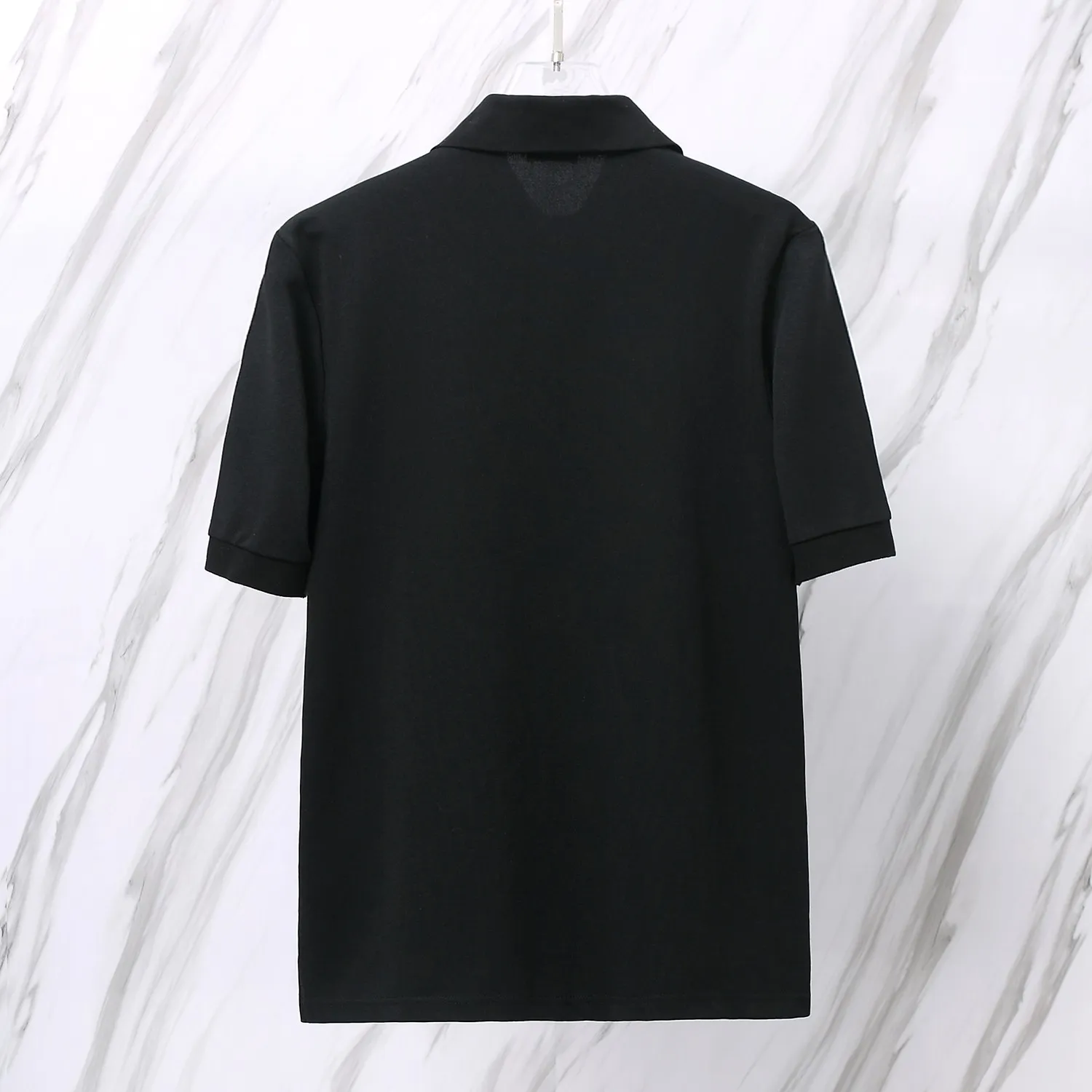 🅿️190 Item No. D42 (Dior CD letter embroidered logo classic POLO shirt) Dior Dior 24ss new CD letter embroidered logo lapel Polo shirt short-sleeved T-shirt. The counter restores the top-quality replicas for men and women. The own factory style is very good, business commuting, classic POLO lapel design, classic small logo embroidery design on the chest highlights personality, making the entire line smoother, the most classic evergreen small logo design Exquisite embroidered logo design on the chest, pure cotton texture that is skin-friendly and comfortable. Suitable for both business and leisure. The piqué cotton fabric is more breathable and dry than ordinary knitted fabrics. 3D three-dimensional tailoring technology, the upper body is three-dimensional. The embroidery on the chest is full of details, and the embroidery with thousands of needles is three-dimensional and full. It is made of 240 grams of pure cotton piqué cotton fabric and customized buttons. Top quality product. Color: Black Size: S/M/L/XL