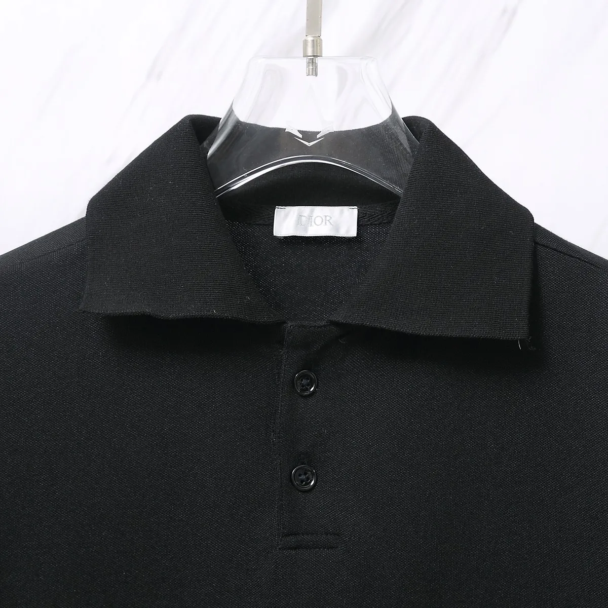 🅿️190 Item No. D42 (Dior CD letter embroidered logo classic POLO shirt) Dior Dior 24ss new CD letter embroidered logo lapel Polo shirt short-sleeved T-shirt. The counter restores the top-quality replicas for men and women. The own factory style is very good, business commuting, classic POLO lapel design, classic small logo embroidery design on the chest highlights personality, making the entire line smoother, the most classic evergreen small logo design Exquisite embroidered logo design on the chest, pure cotton texture that is skin-friendly and comfortable. Suitable for both business and leisure. The piqué cotton fabric is more breathable and dry than ordinary knitted fabrics. 3D three-dimensional tailoring technology, the upper body is three-dimensional. The embroidery on the chest is full of details, and the embroidery with thousands of needles is three-dimensional and full. It is made of 240 grams of pure cotton piqué cotton fabric and customized buttons. Top quality product. Color: Black Size: S/M/L/XL