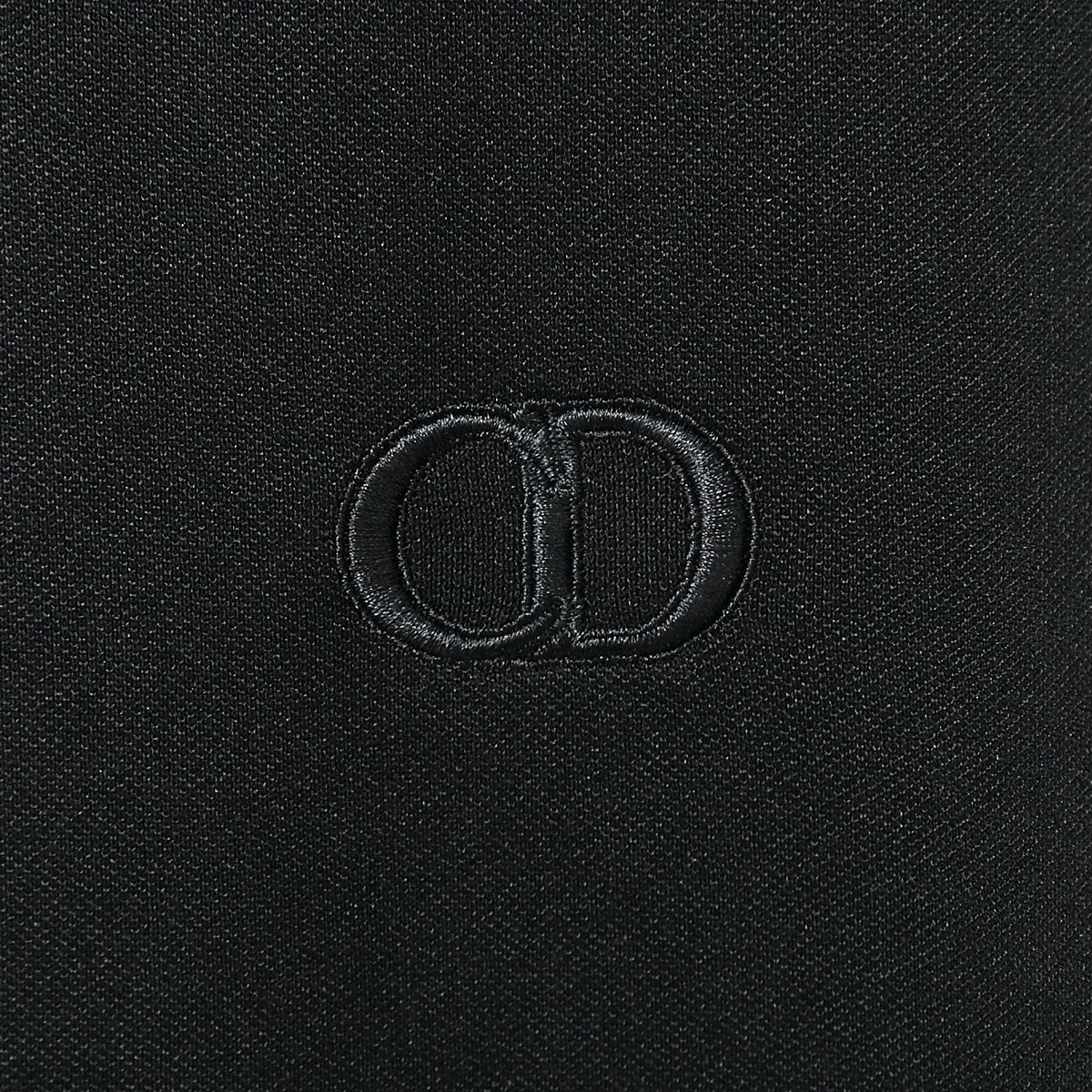 🅿️190 Item No. D42 (Dior CD letter embroidered logo classic POLO shirt) Dior Dior 24ss new CD letter embroidered logo lapel Polo shirt short-sleeved T-shirt. The counter restores the top-quality replicas for men and women. The own factory style is very good, business commuting, classic POLO lapel design, classic small logo embroidery design on the chest highlights personality, making the entire line smoother, the most classic evergreen small logo design Exquisite embroidered logo design on the chest, pure cotton texture that is skin-friendly and comfortable. Suitable for both business and leisure. The piqué cotton fabric is more breathable and dry than ordinary knitted fabrics. 3D three-dimensional tailoring technology, the upper body is three-dimensional. The embroidery on the chest is full of details, and the embroidery with thousands of needles is three-dimensional and full. It is made of 240 grams of pure cotton piqué cotton fabric and customized buttons. Top quality product. Color: Black Size: S/M/L/XL