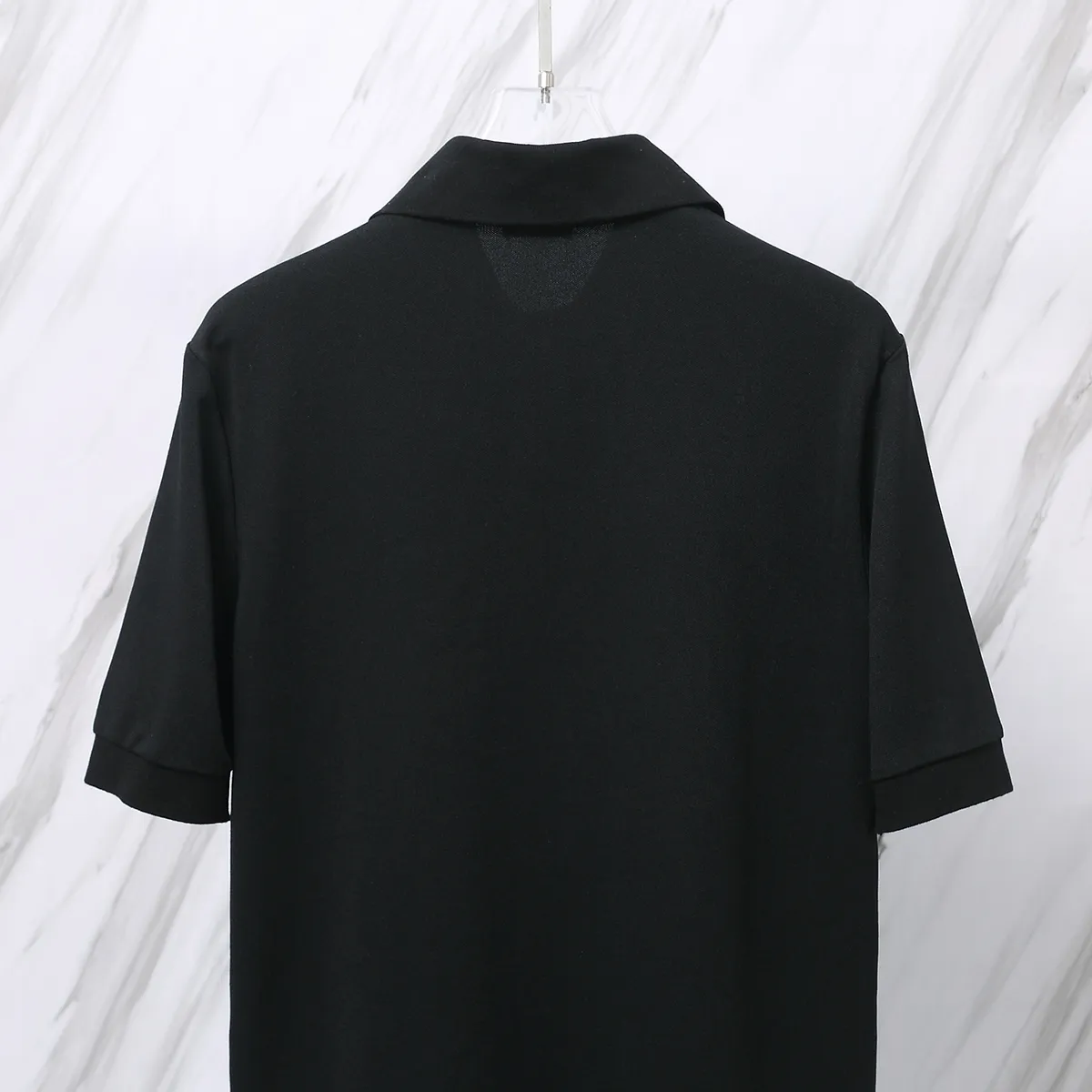 🅿️190 Item No. D42 (Dior CD letter embroidered logo classic POLO shirt) Dior Dior 24ss new CD letter embroidered logo lapel Polo shirt short-sleeved T-shirt. The counter restores the top-quality replicas for men and women. The own factory style is very good, business commuting, classic POLO lapel design, classic small logo embroidery design on the chest highlights personality, making the entire line smoother, the most classic evergreen small logo design Exquisite embroidered logo design on the chest, pure cotton texture that is skin-friendly and comfortable. Suitable for both business and leisure. The piqué cotton fabric is more breathable and dry than ordinary knitted fabrics. 3D three-dimensional tailoring technology, the upper body is three-dimensional. The embroidery on the chest is full of details, and the embroidery with thousands of needles is three-dimensional and full. It is made of 240 grams of pure cotton piqué cotton fabric and customized buttons. Top quality product. Color: Black Size: S/M/L/XL